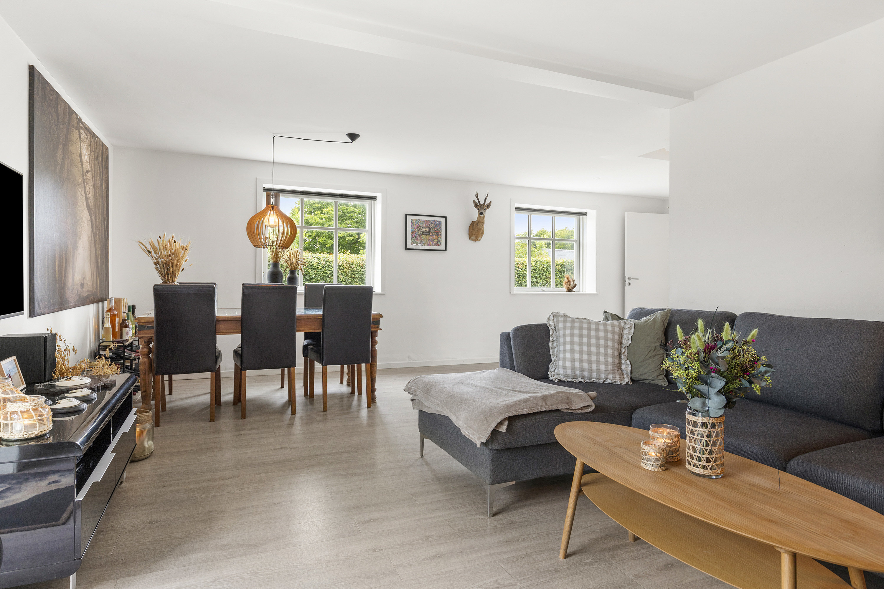 Fremhævet stue billede i fuldskærmstilstand. Billede af Damgade 2, 9700 Brønderslev