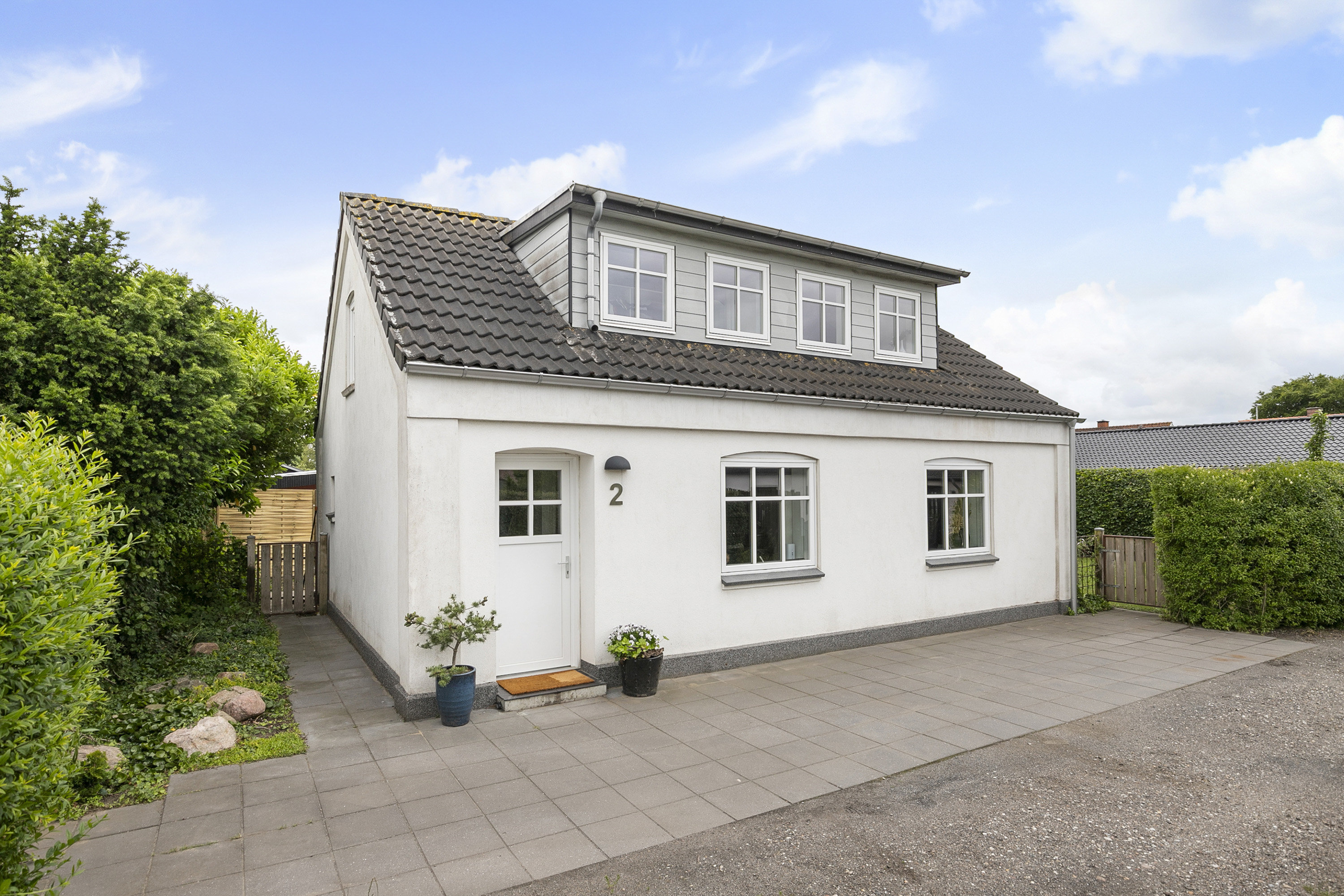 Fremhævet facade billede i fuldskærmstilstand. Billede af Damgade 2, 9700 Brønderslev