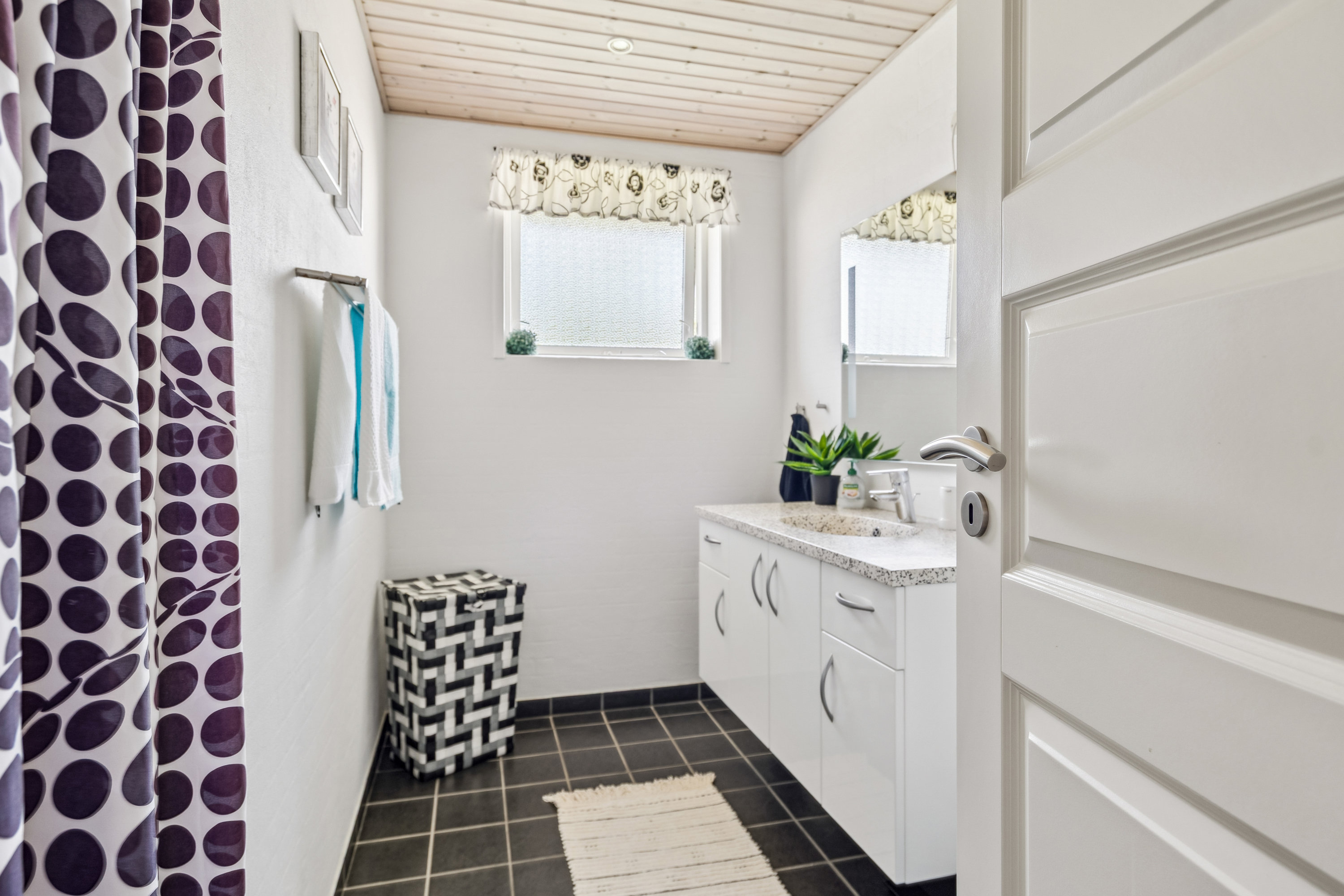 Fremhævet badeværelse billede i fuldskærmstilstand. Billede af Parallelvej 20, 9982 Ålbæk