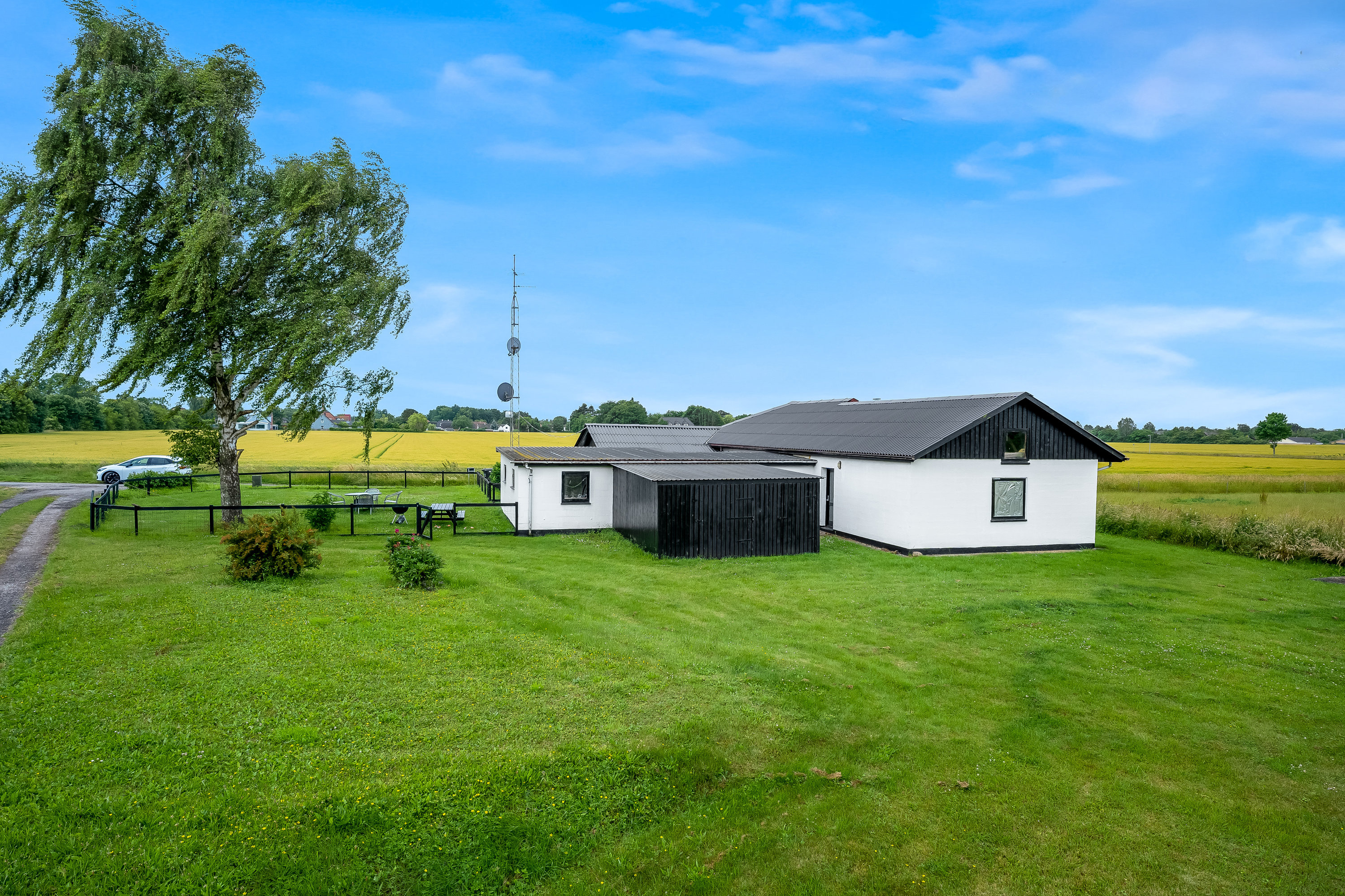 Fremhævet facade billede i fuldskærmstilstand. Billede af Skovvej 5, 4960 Holeby