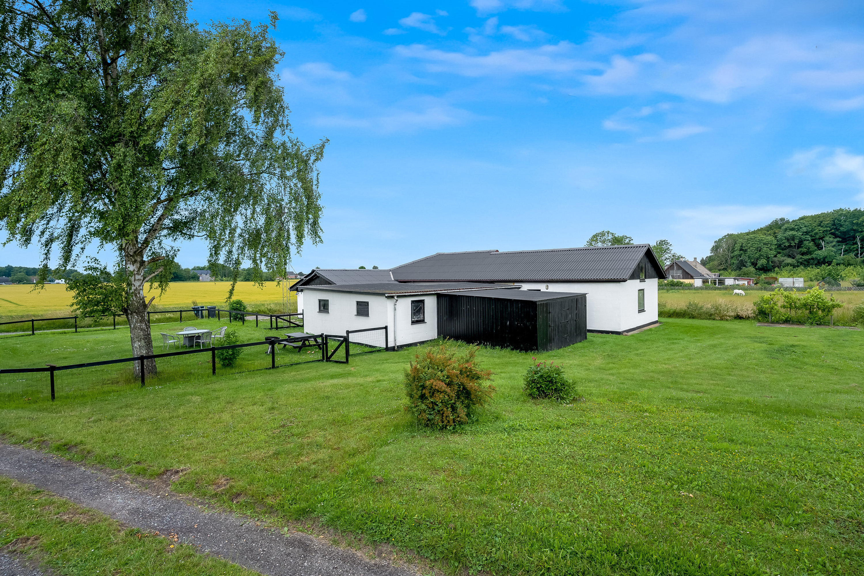 Fremhævet facade billede i fuldskærmstilstand. Billede af Skovvej 5, 4960 Holeby