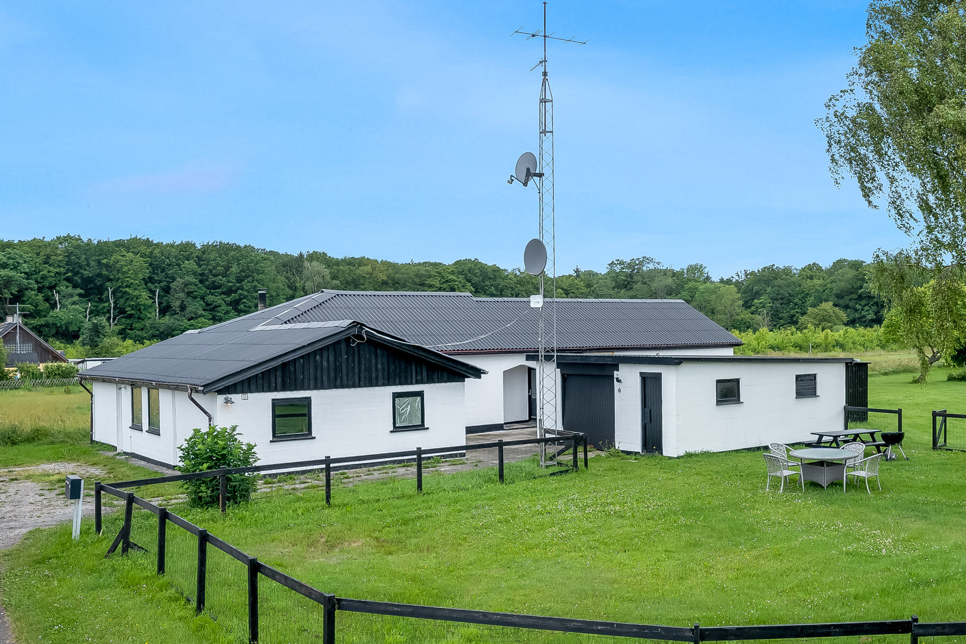 Fremhævet facade billede i fuldskærmstilstand. Billede af Skovvej 5, 4960 Holeby