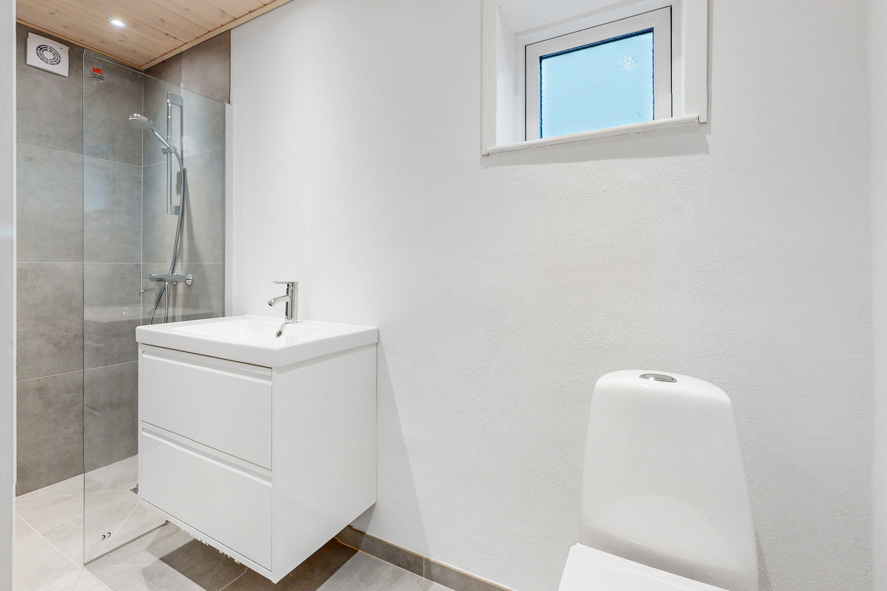 Fremhævet badeværelse billede i fuldskærmstilstand. Billede af Gl Landevej 39, Tornby, 9850 Hirtshals