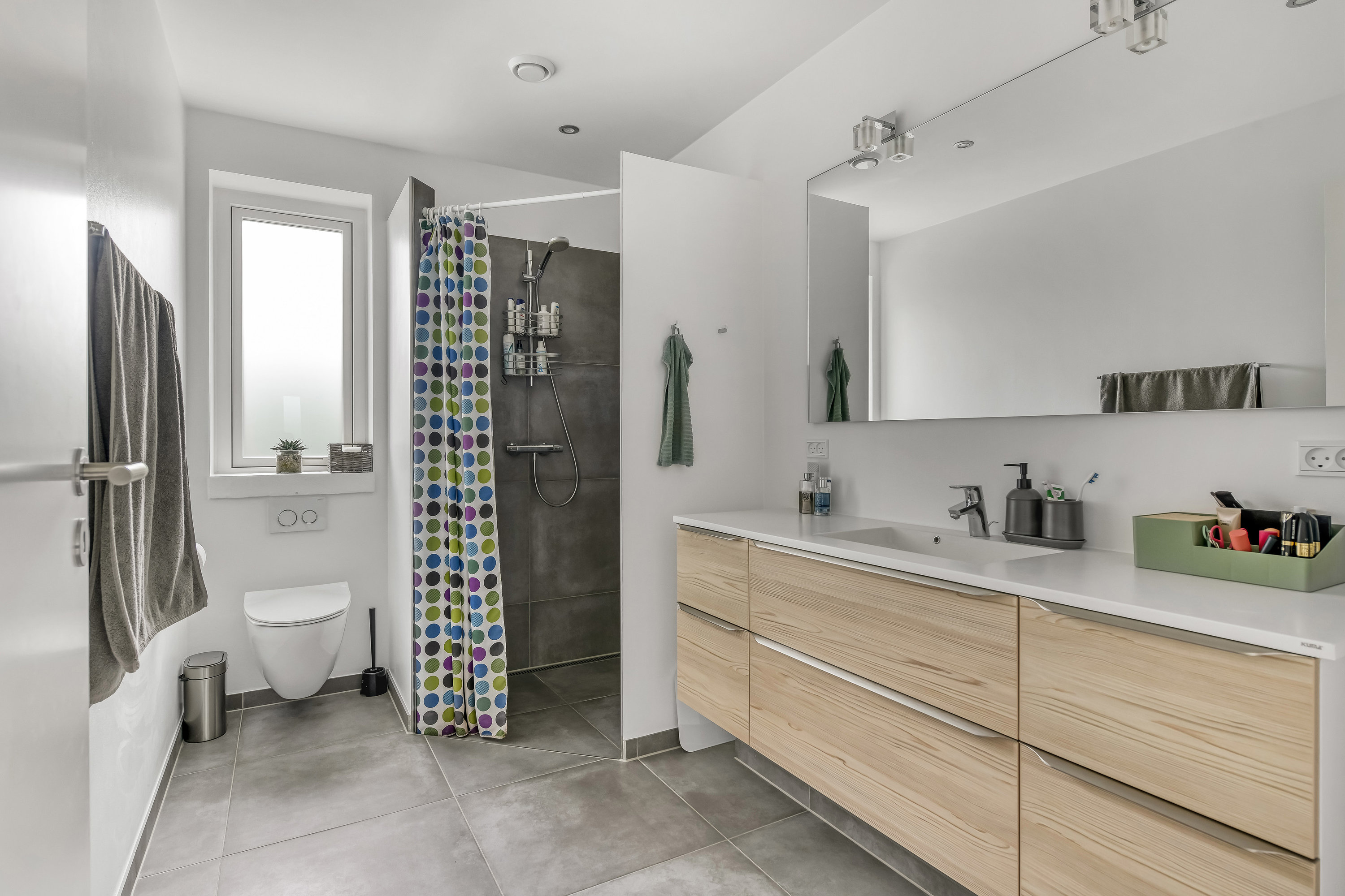 Fremhævet badeværelse billede i fuldskærmstilstand. Billede af Hønseringen 7, 7190 Billund