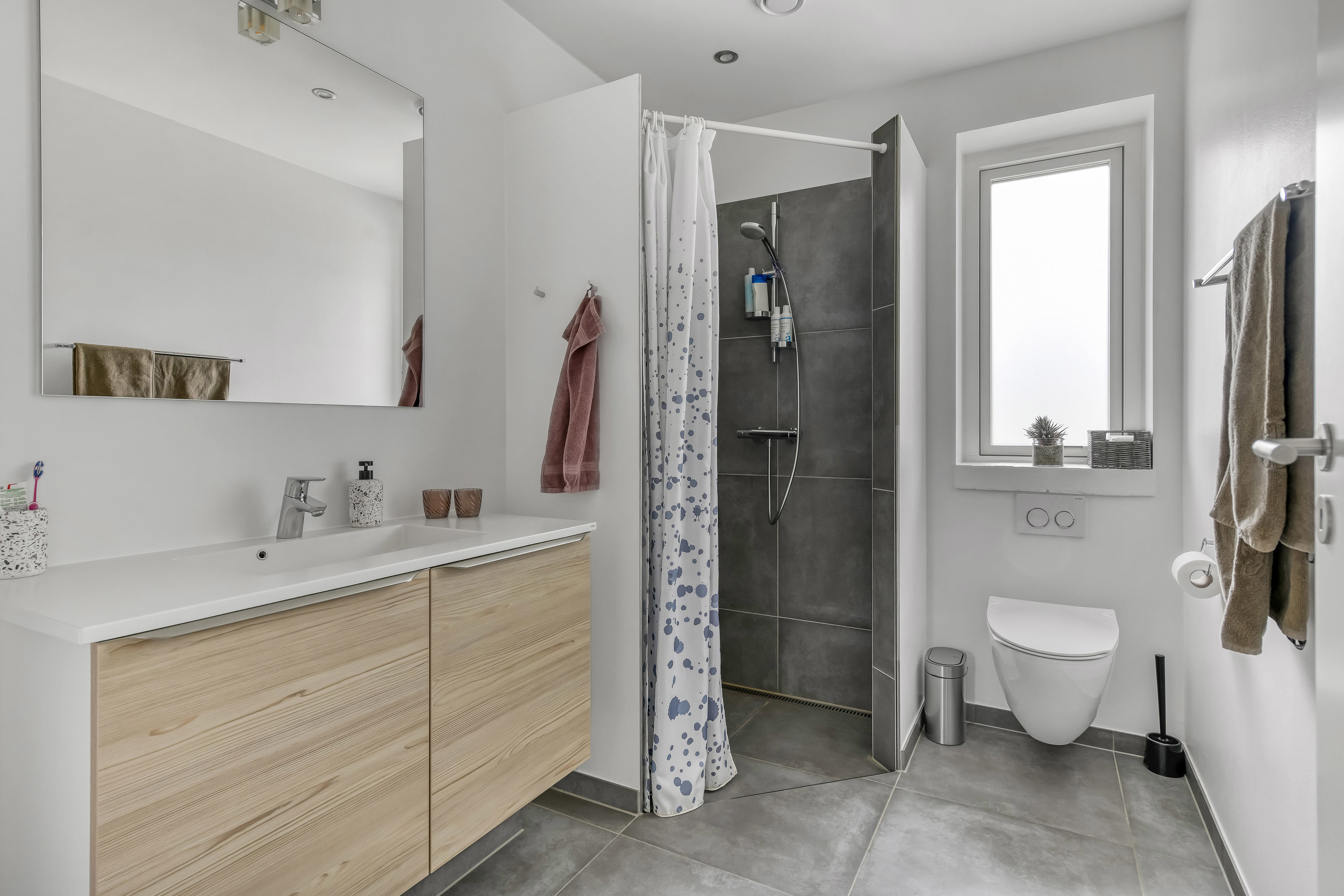 Fremhævet badeværelse billede i fuldskærmstilstand. Billede af Hønseringen 7, 7190 Billund