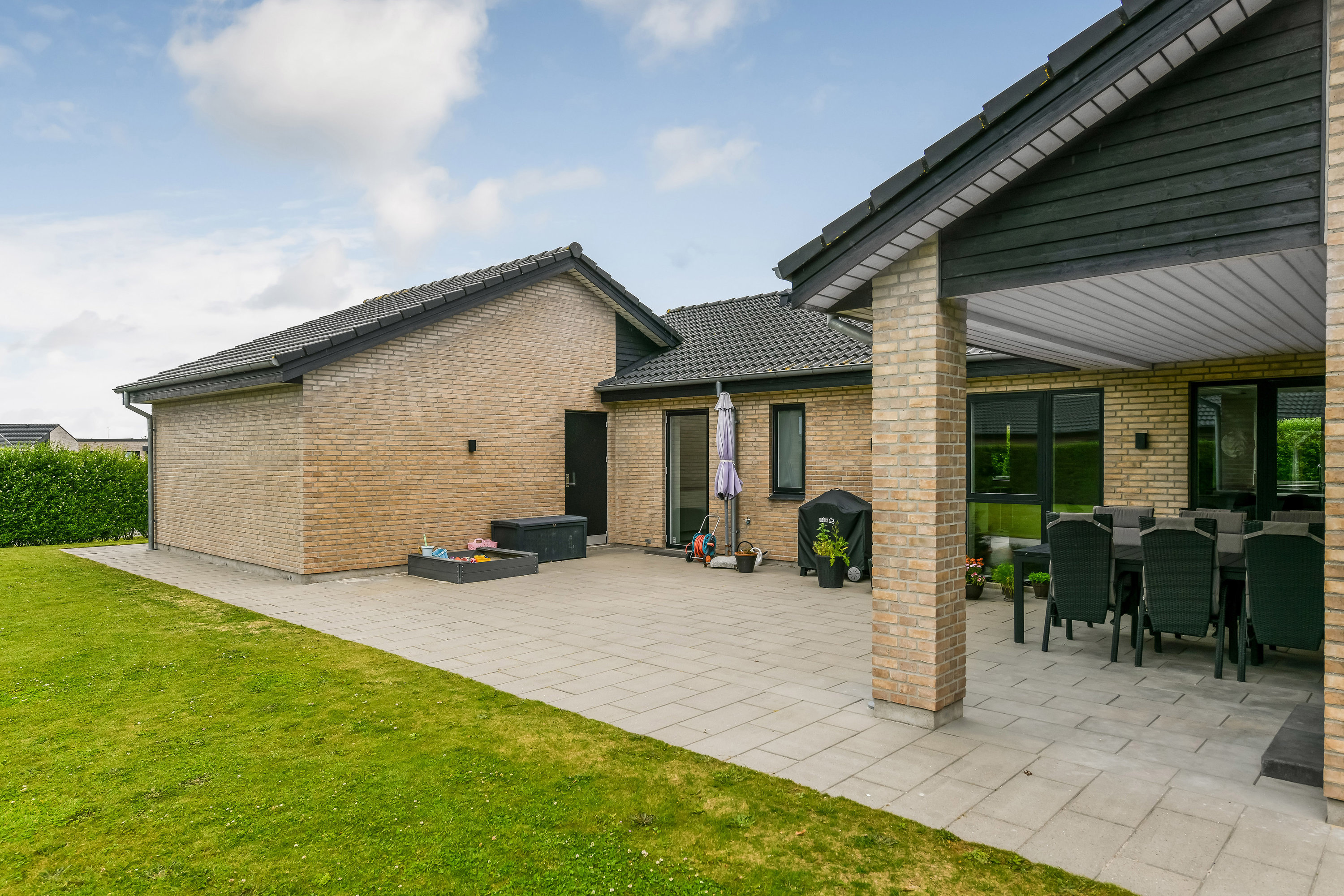 Fremhævet terrasse billede i fuldskærmstilstand. Billede af Hønseringen 7, 7190 Billund