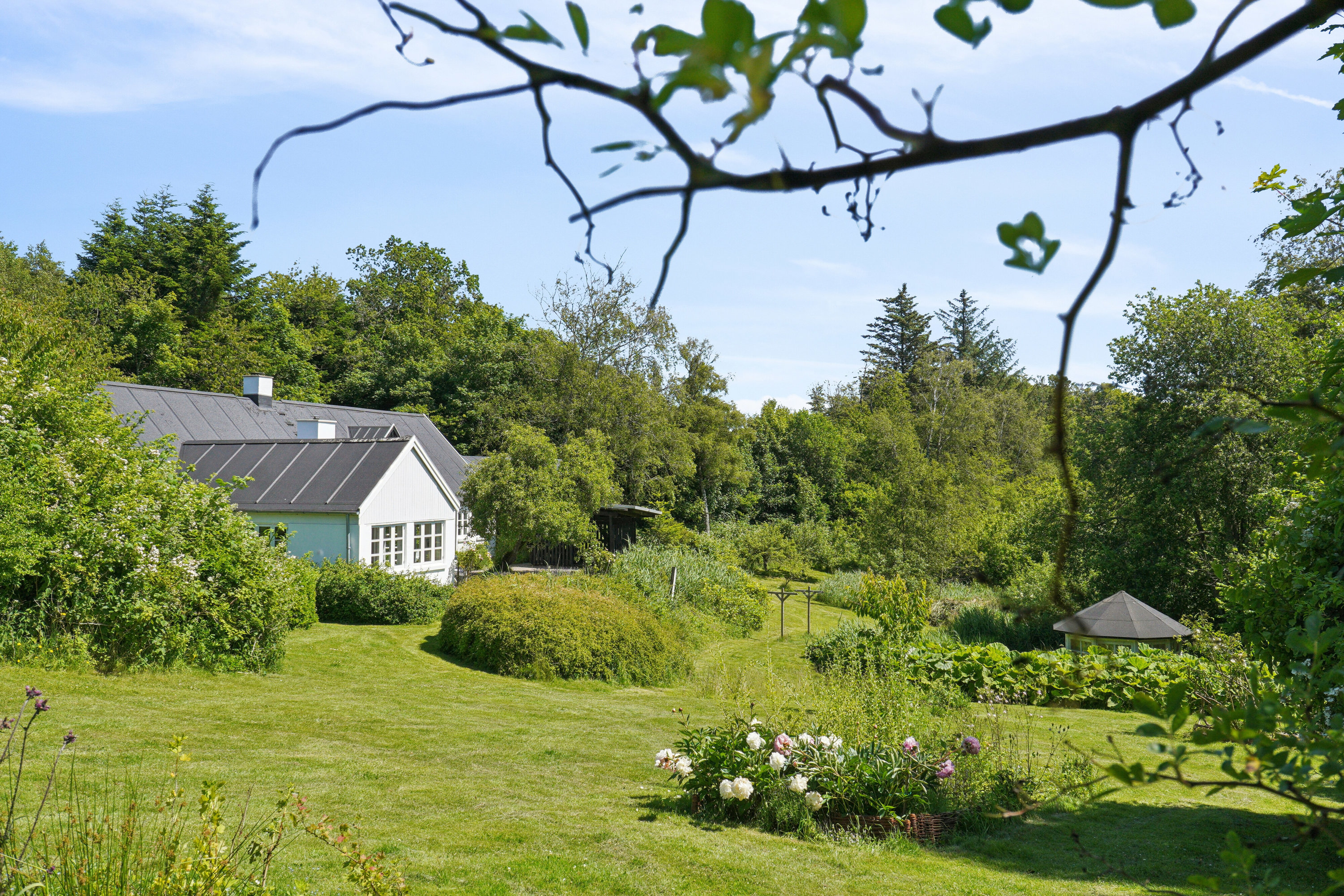 Fremhævet set fra haven billede i fuldskærmstilstand. Billede af Granvænget 25, Bjergby, 9800 Hjørring