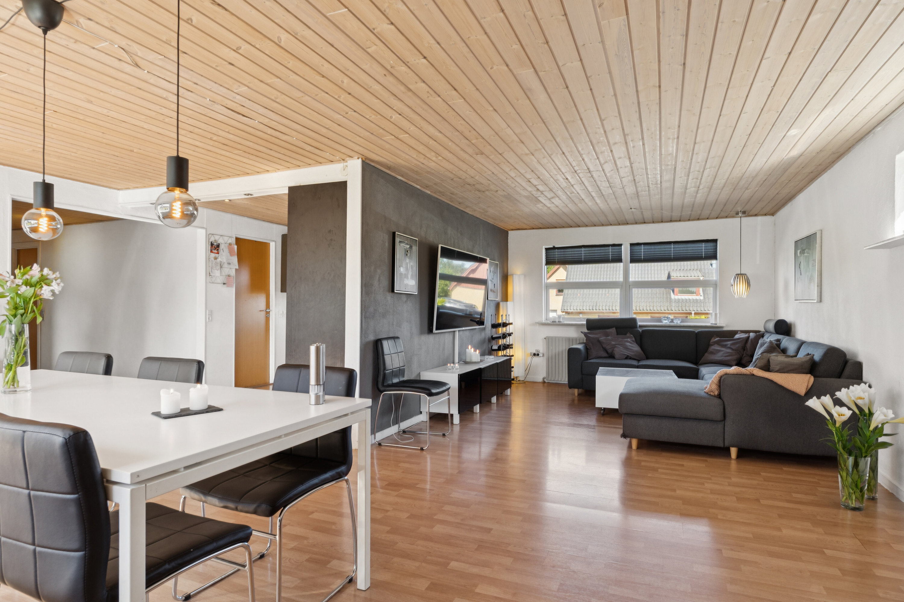 Fremhævet stue billede i fuldskærmstilstand. Billede af Resdal Bakke 31, 8600 Silkeborg