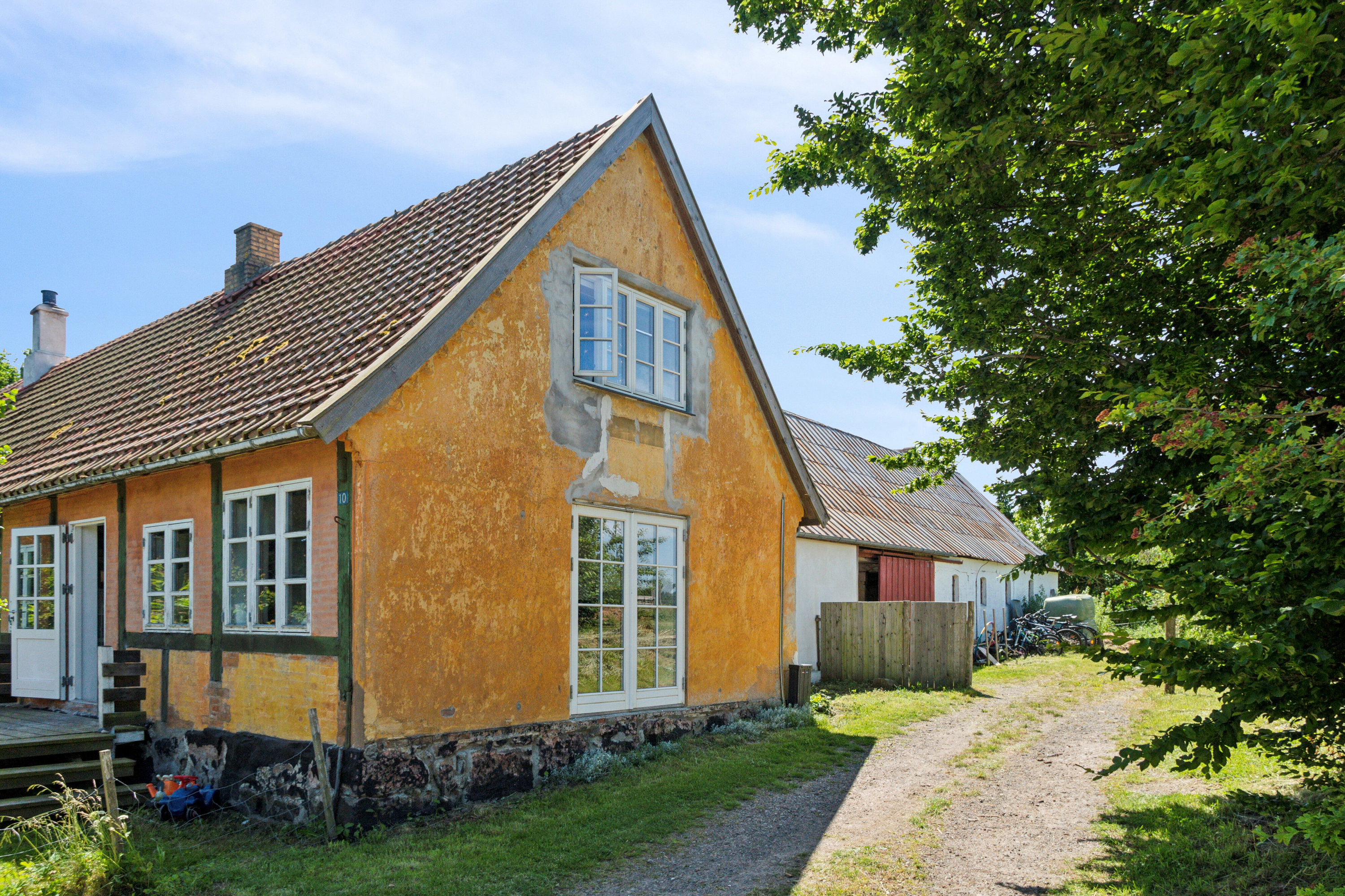 Miniaturebillede 1: set fra vejen. Billede af Røbrovej 10, Rø, 3760 Gudhjem