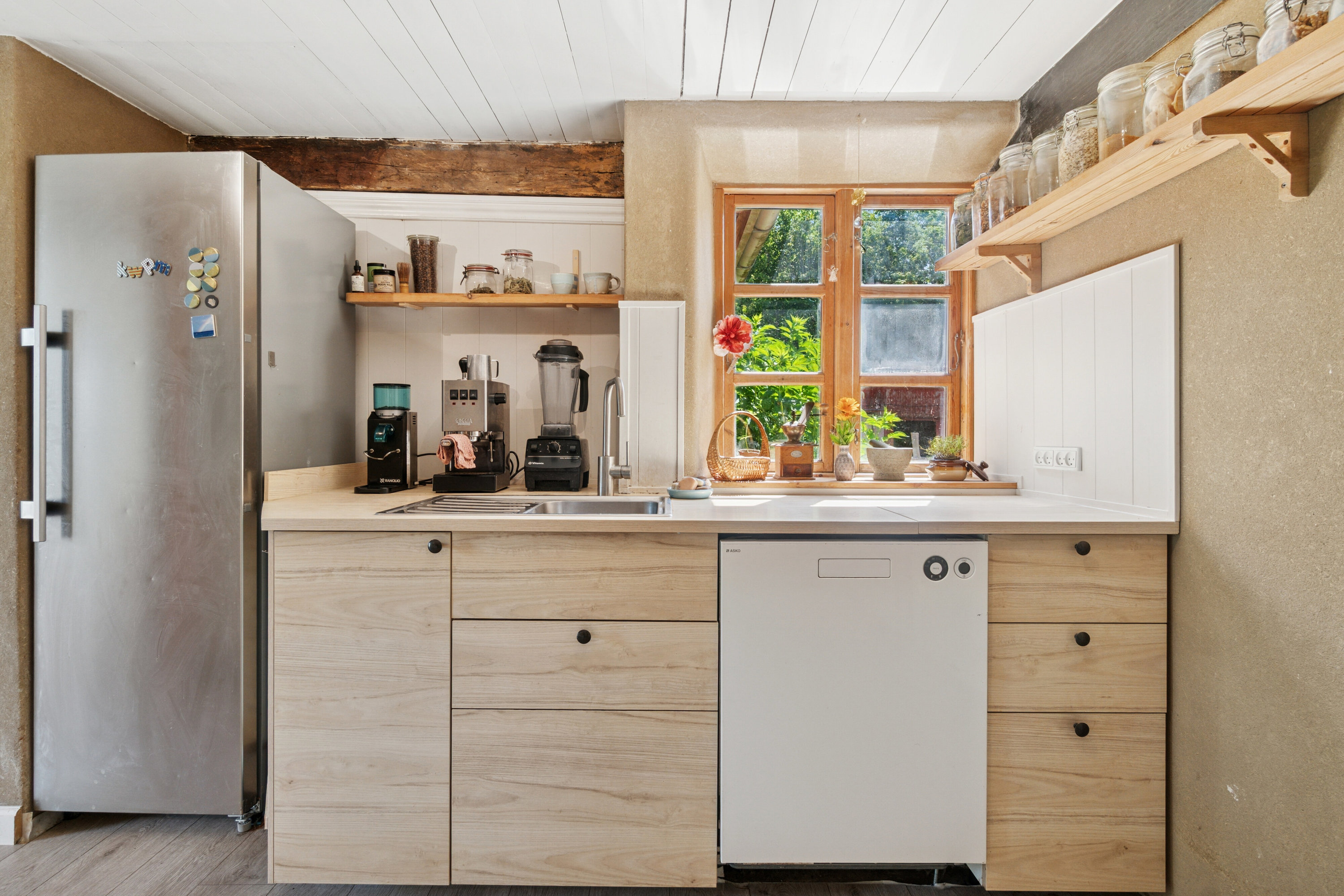 Fremhævet køkken billede i fuldskærmstilstand. Billede af Røbrovej 10, Rø, 3760 Gudhjem