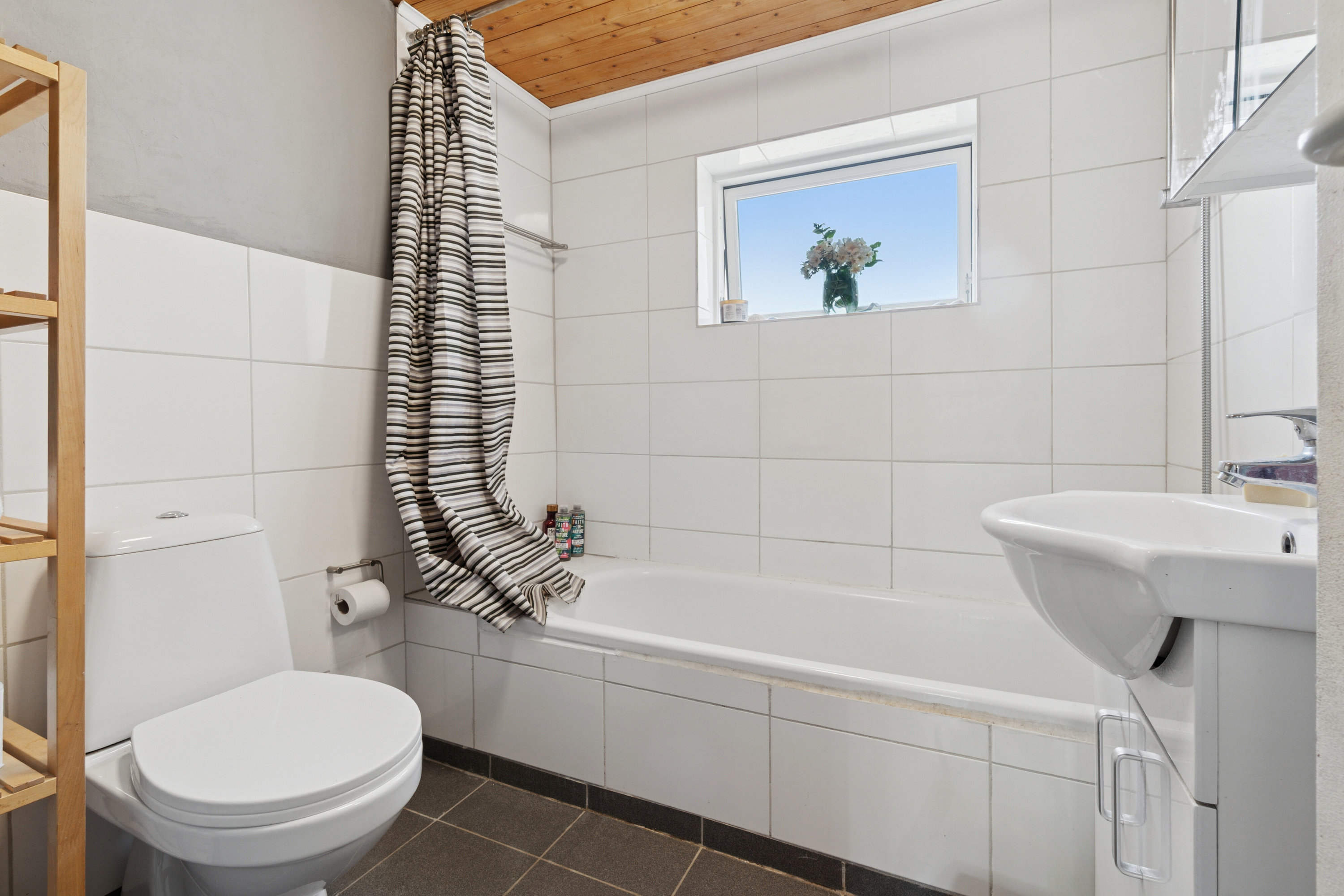 Fremhævet badeværelse billede i fuldskærmstilstand. Billede af Røbrovej 10, Rø, 3760 Gudhjem