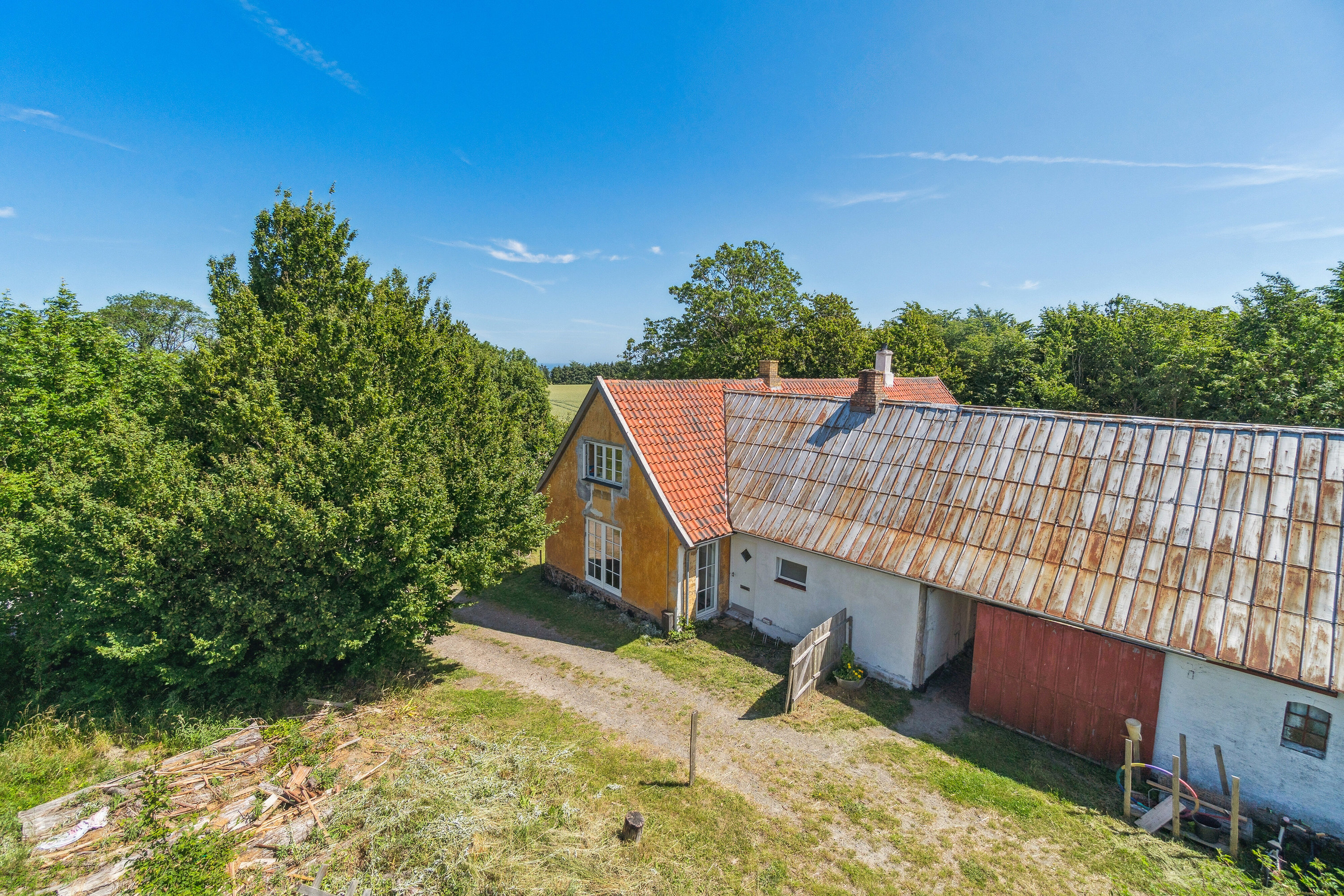 Fremhævet set fra haven billede i fuldskærmstilstand. Billede af Røbrovej 10, Rø, 3760 Gudhjem