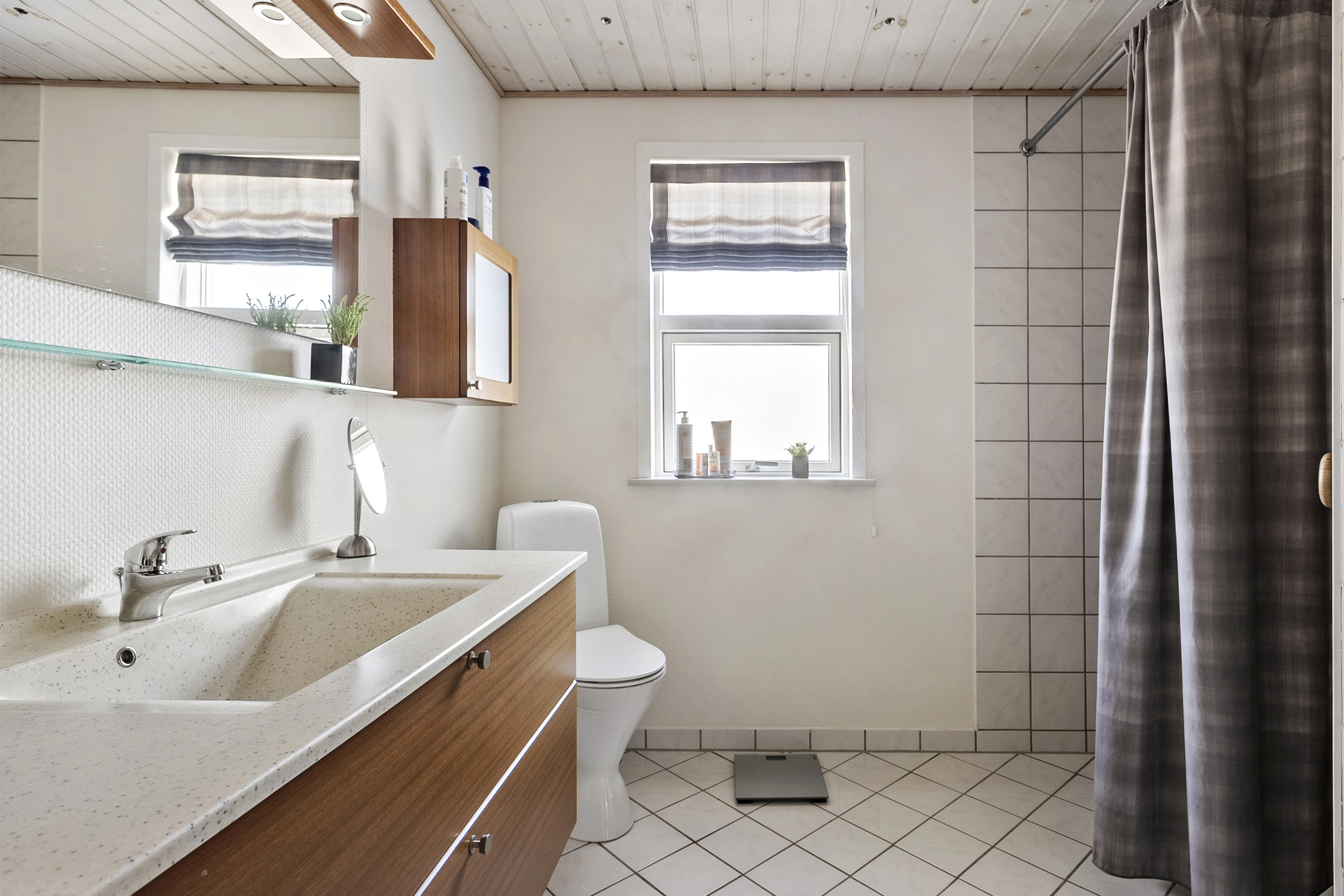 Fremhævet badeværelse billede i fuldskærmstilstand. Billede af Skarrevvej 304, 6200 Aabenraa