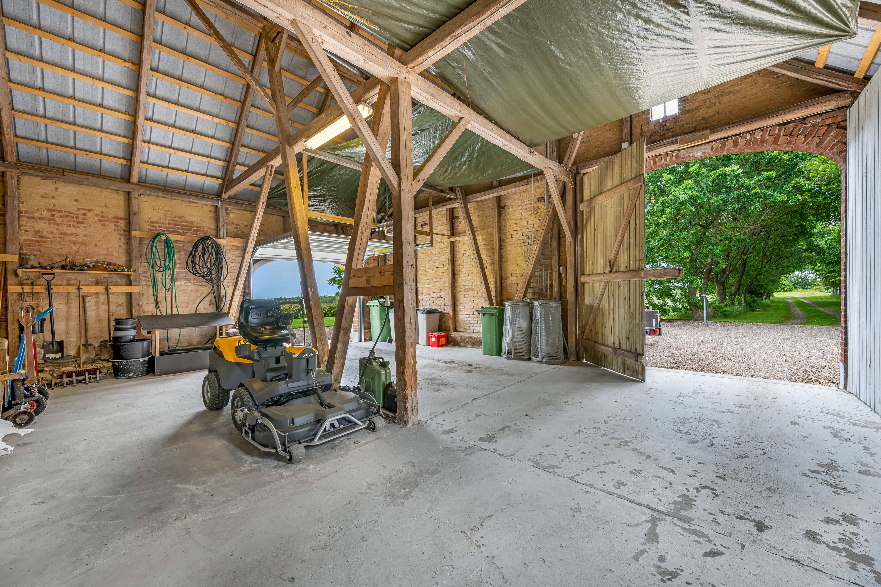 Fremhævet garage billede i fuldskærmstilstand. Billede af Tarmvej 8, Lønborg, 6880 Tarm