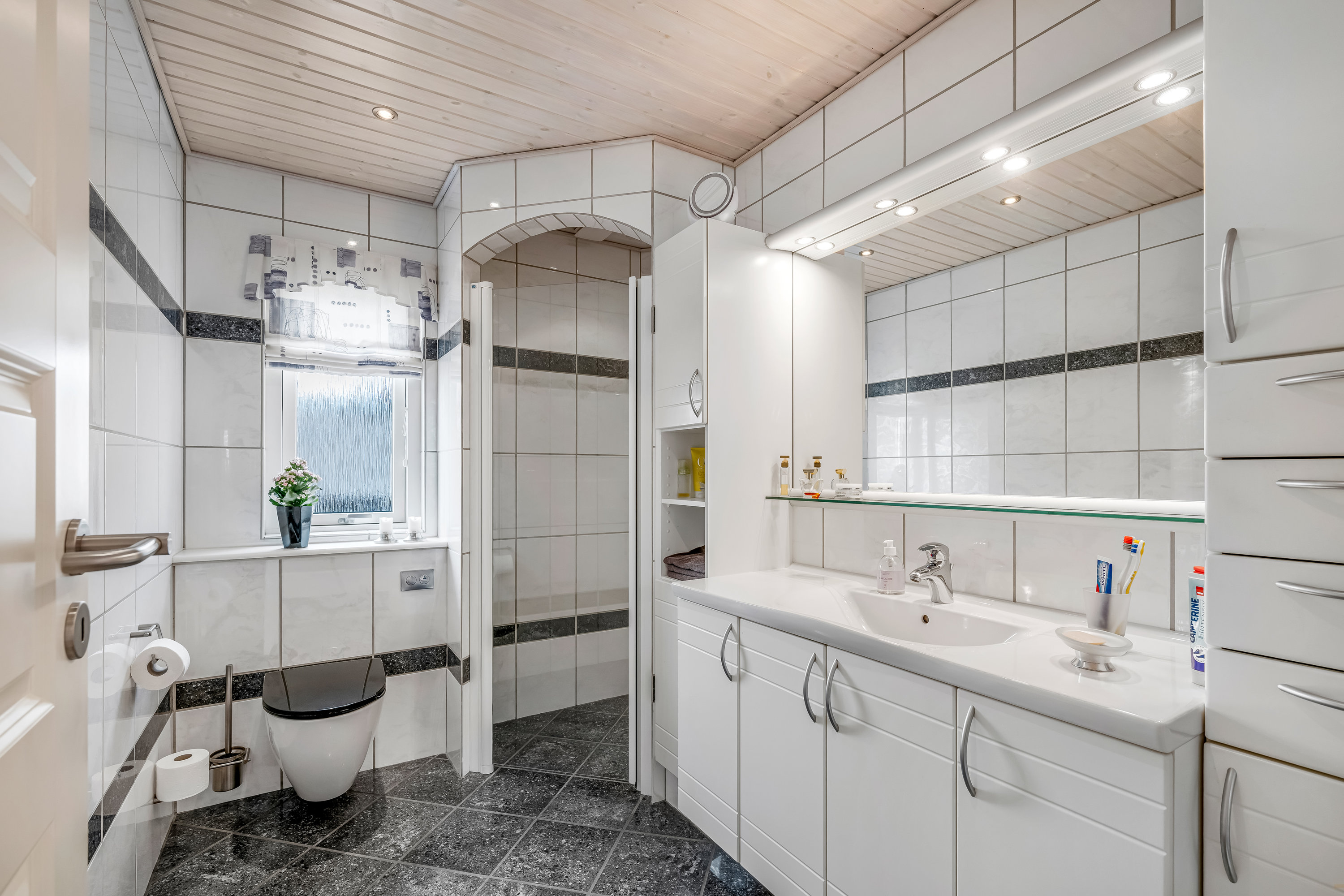 Fremhævet badeværelse billede i fuldskærmstilstand. Billede af Uglevej 2, 6900 Skjern