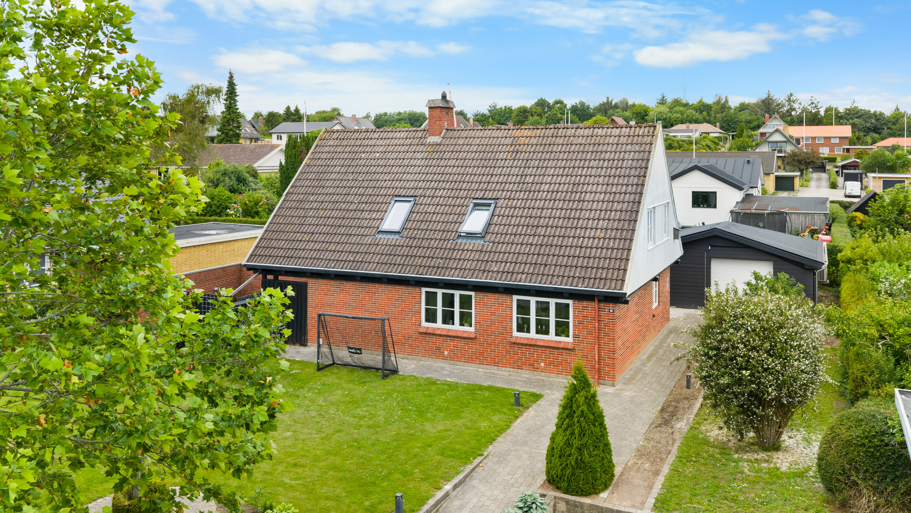 Fremhævet facade billede i fuldskærmstilstand. Billede af Saugstedlund 46, 5600 Faaborg