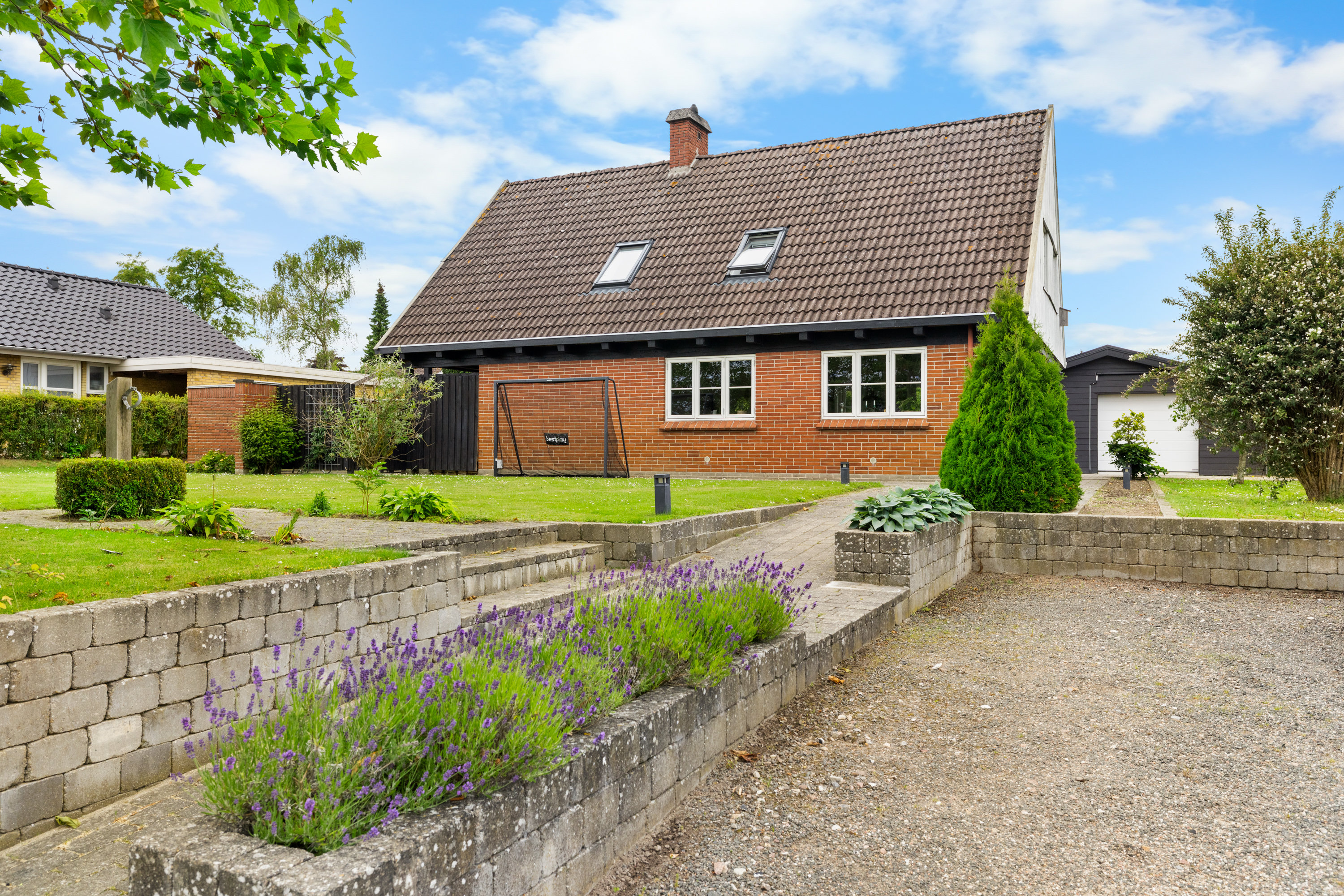 Fremhævet facade billede i fuldskærmstilstand. Billede af Saugstedlund 46, 5600 Faaborg