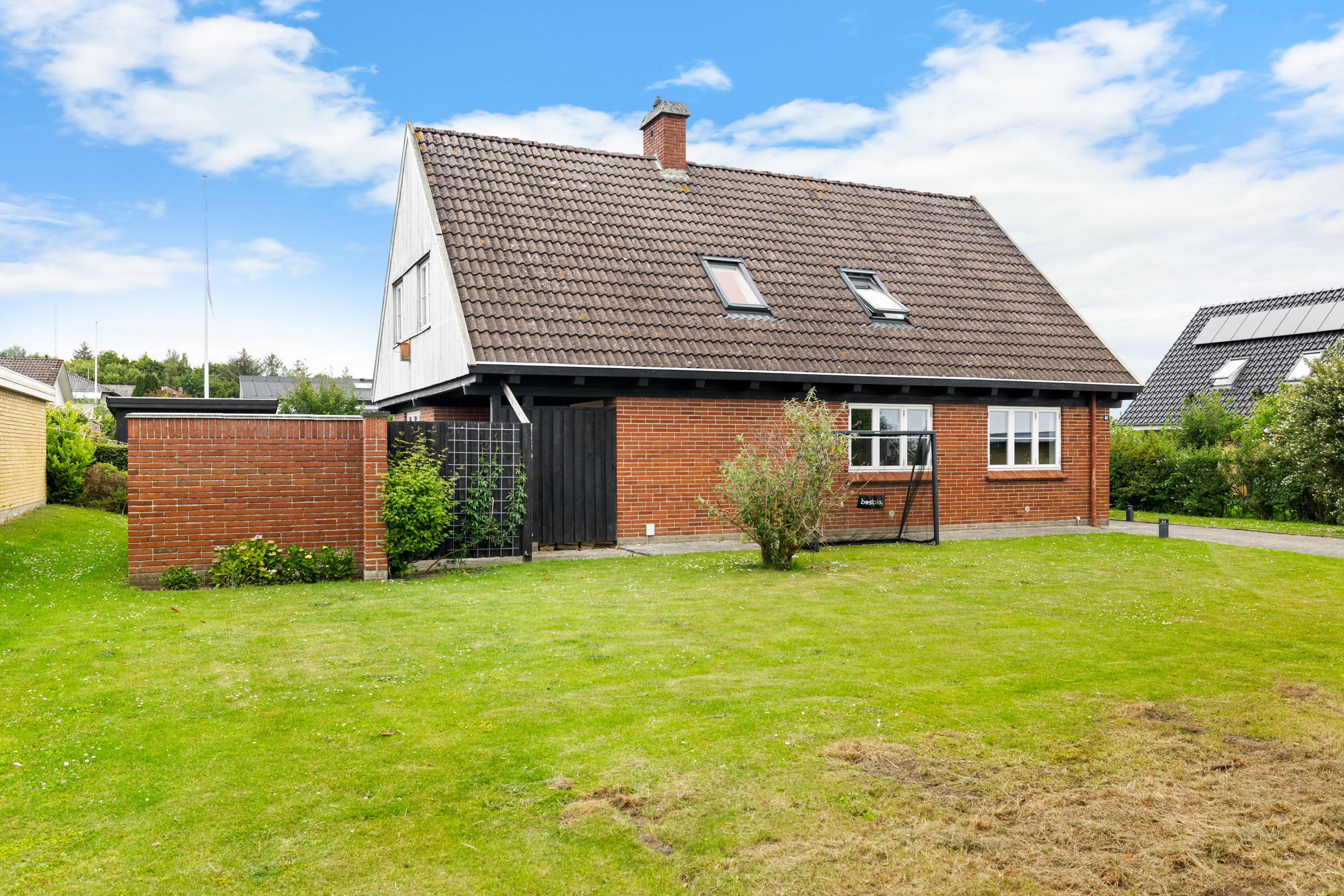 Fremhævet facade billede i fuldskærmstilstand. Billede af Saugstedlund 46, 5600 Faaborg