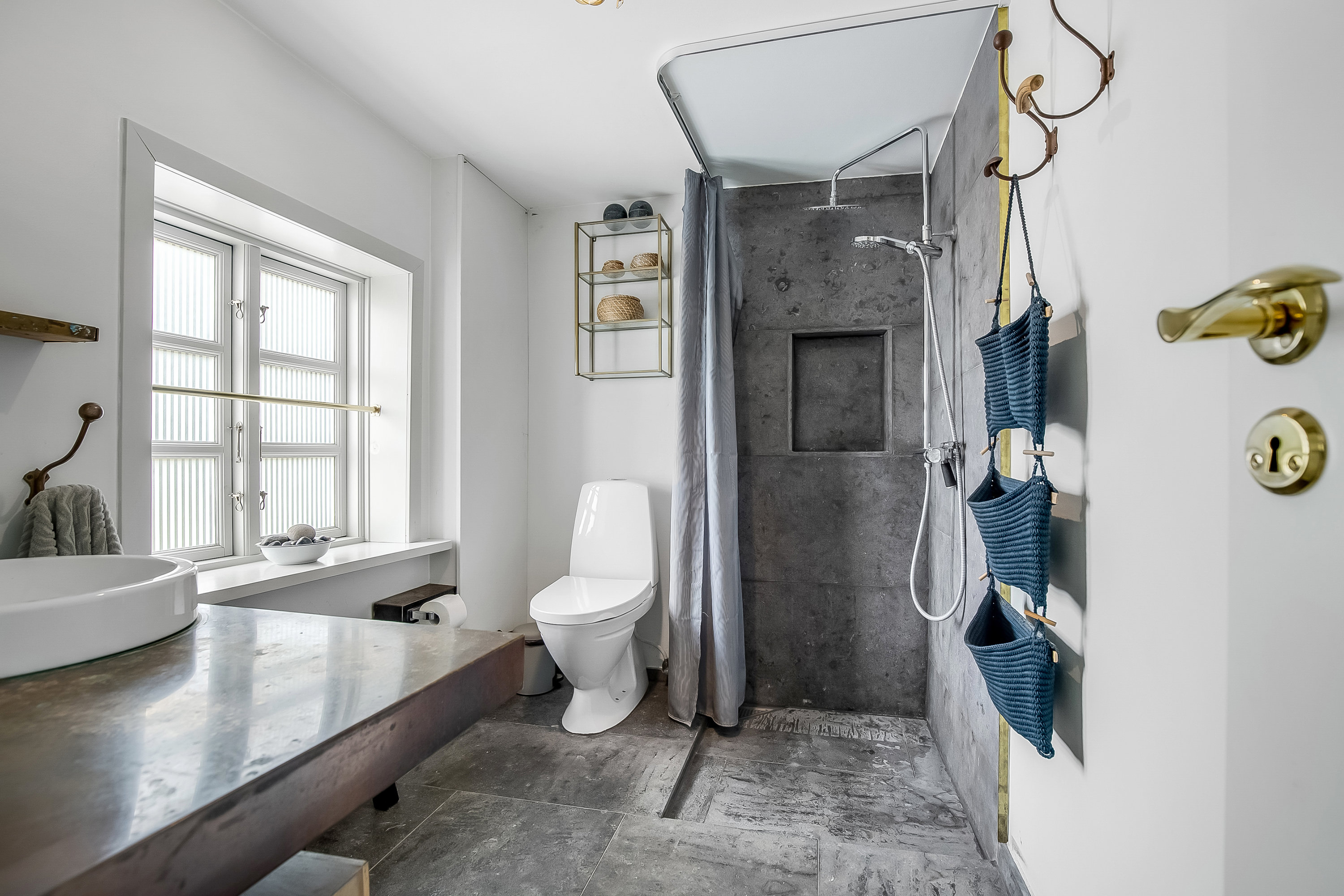 Fremhævet badeværelse billede i fuldskærmstilstand. Billede af Gl. Ålbovej 24, 6092 Sønder Stenderup