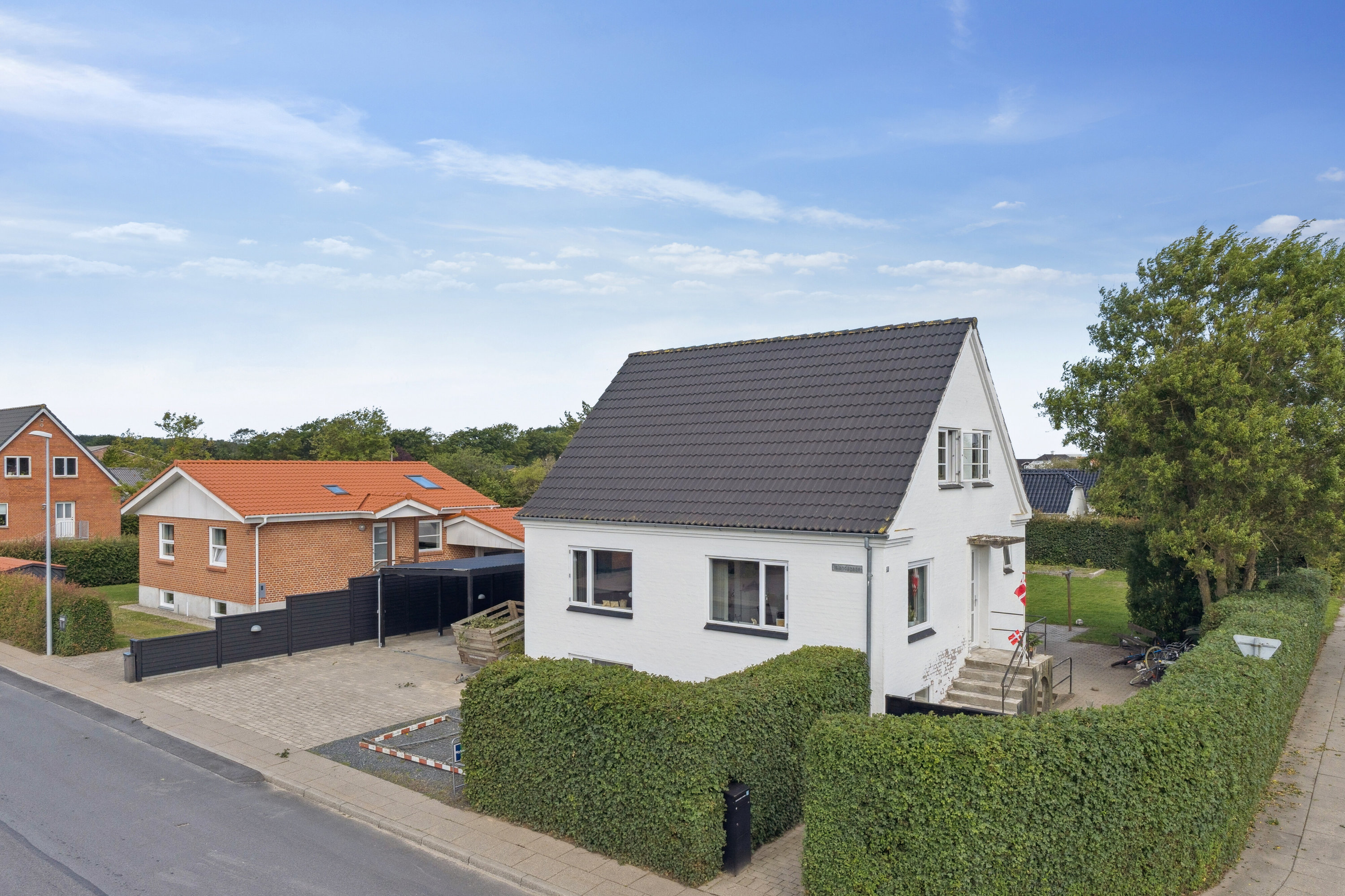 Fremhævet set fra vejen billede i fuldskærmstilstand. Billede af Islandsgade 10, 9870 Sindal