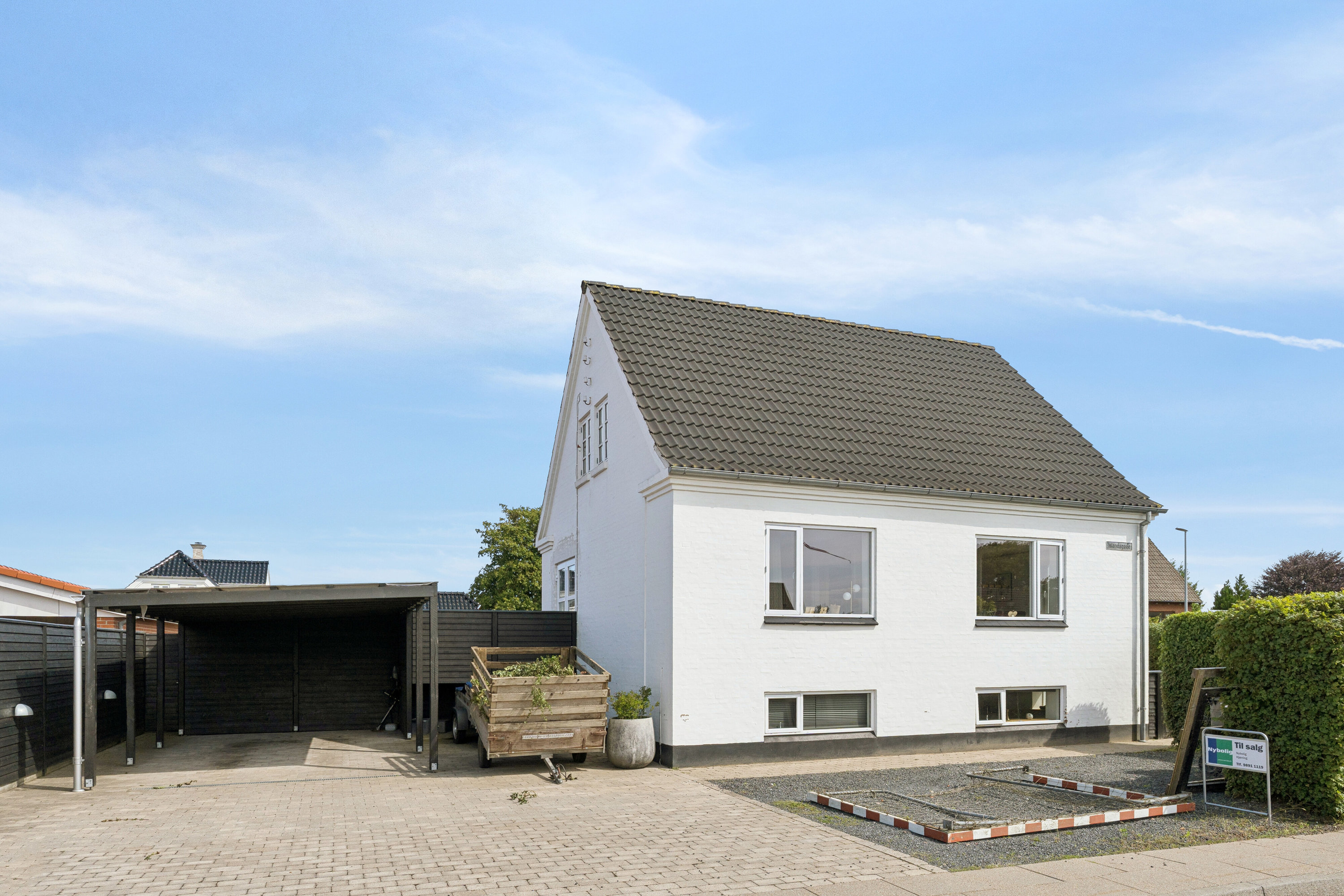 Fremhævet set fra vejen billede i fuldskærmstilstand. Billede af Islandsgade 10, 9870 Sindal