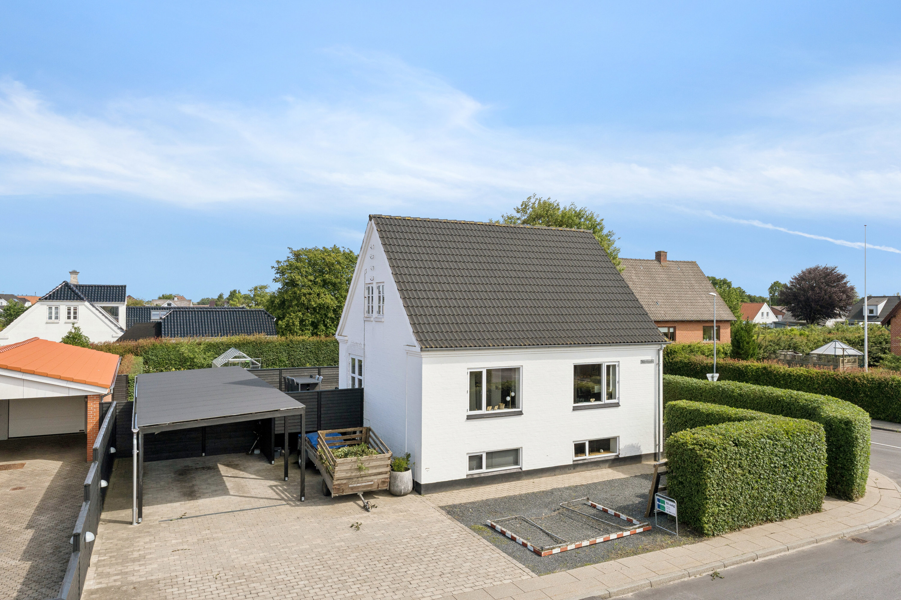 Miniaturebillede 2: set fra vejen. Billede af Islandsgade 10, 9870 Sindal