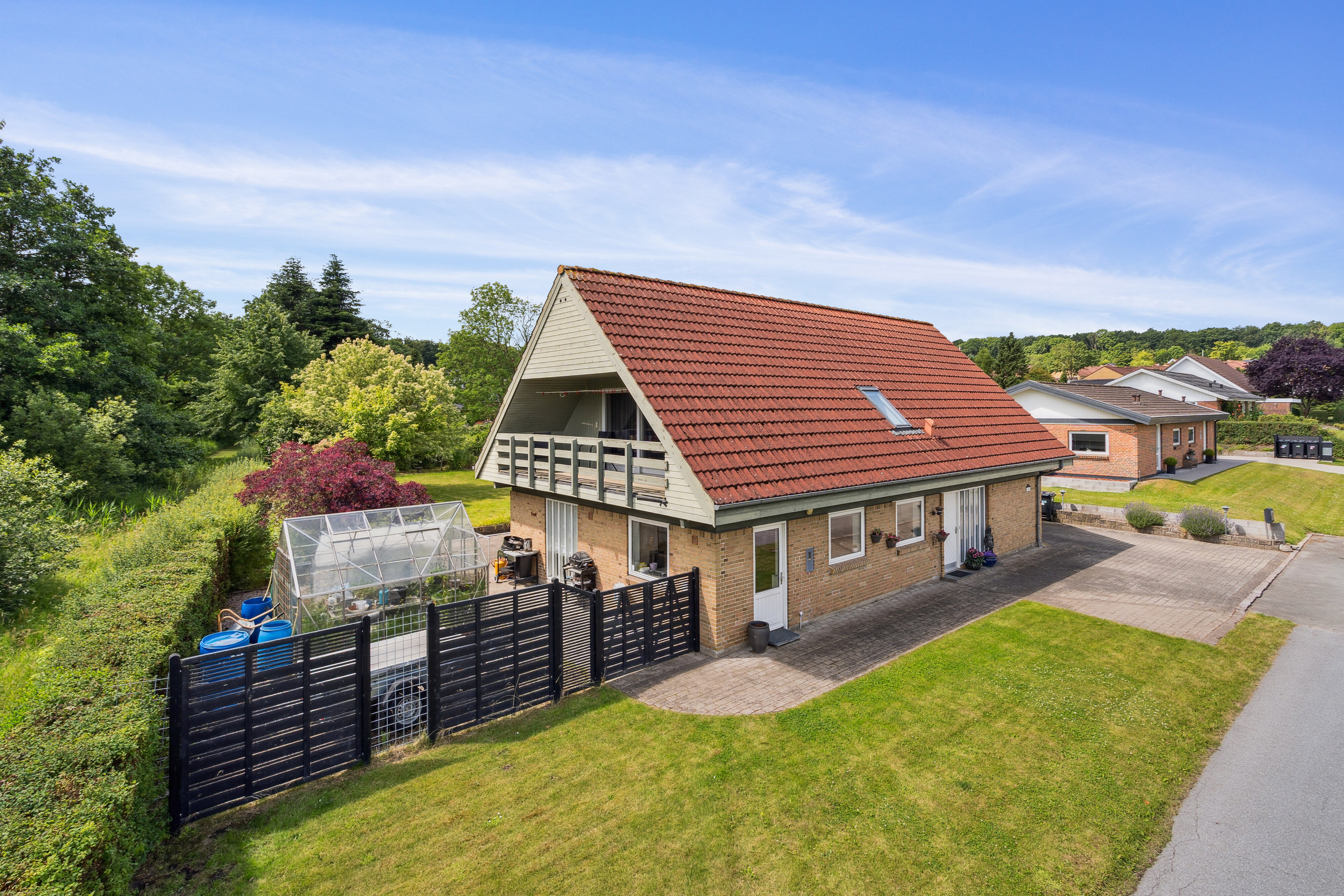 Miniaturebillede 1: ejendommen set fra vejen. Billede af Dyrkobbel 148, 6300 Gråsten