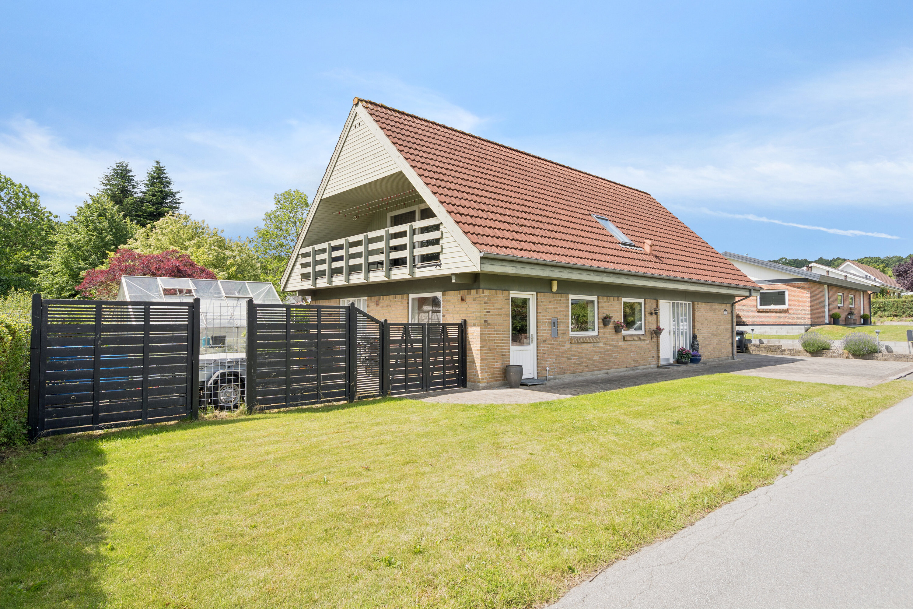 Fremhævet ejendommen set fra vejen billede i fuldskærmstilstand. Billede af Dyrkobbel 148, 6300 Gråsten