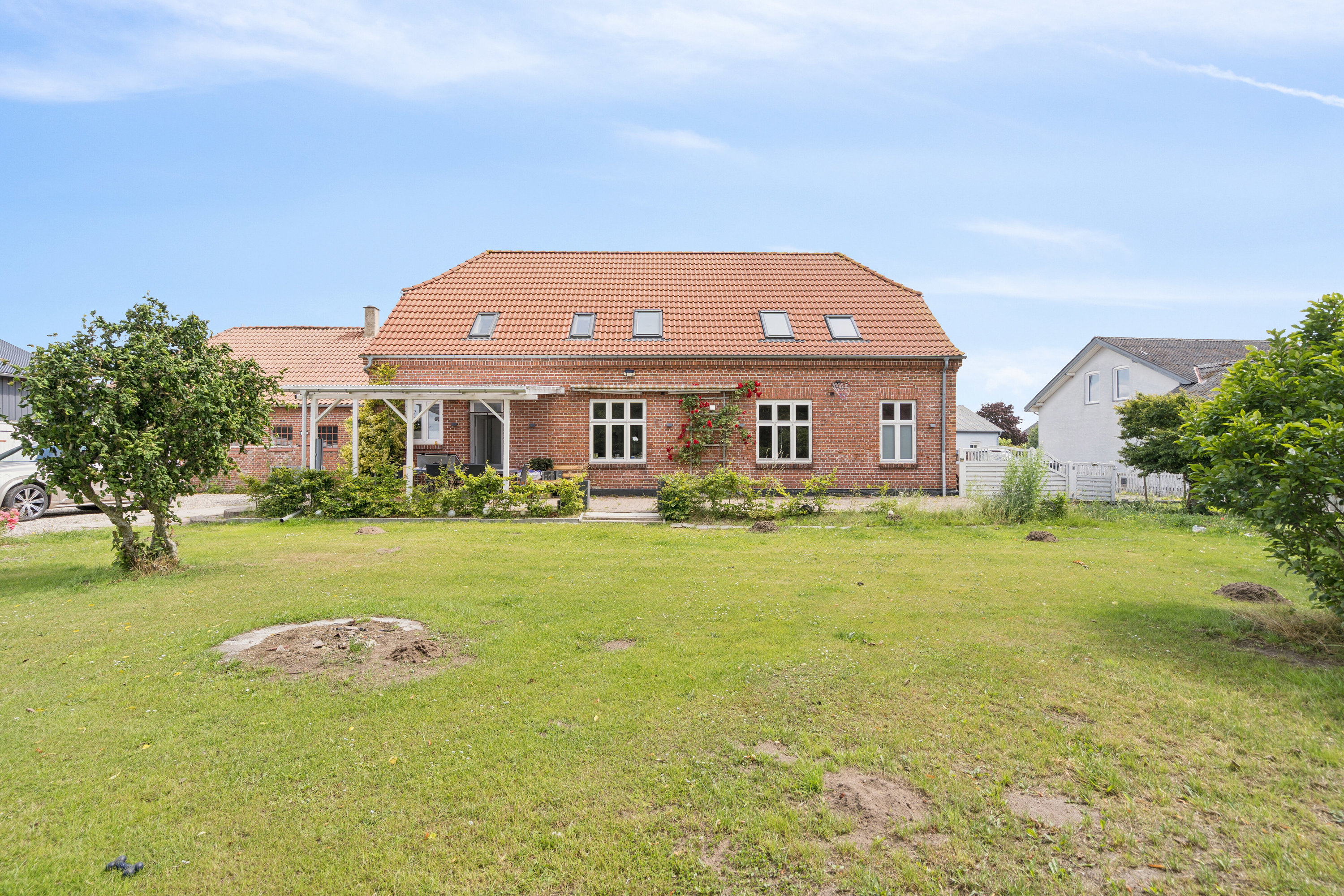 Miniaturebillede 1: ejendommen set fra haven. Billede af Terkelsbøl Bygade 7, 6360 Tinglev