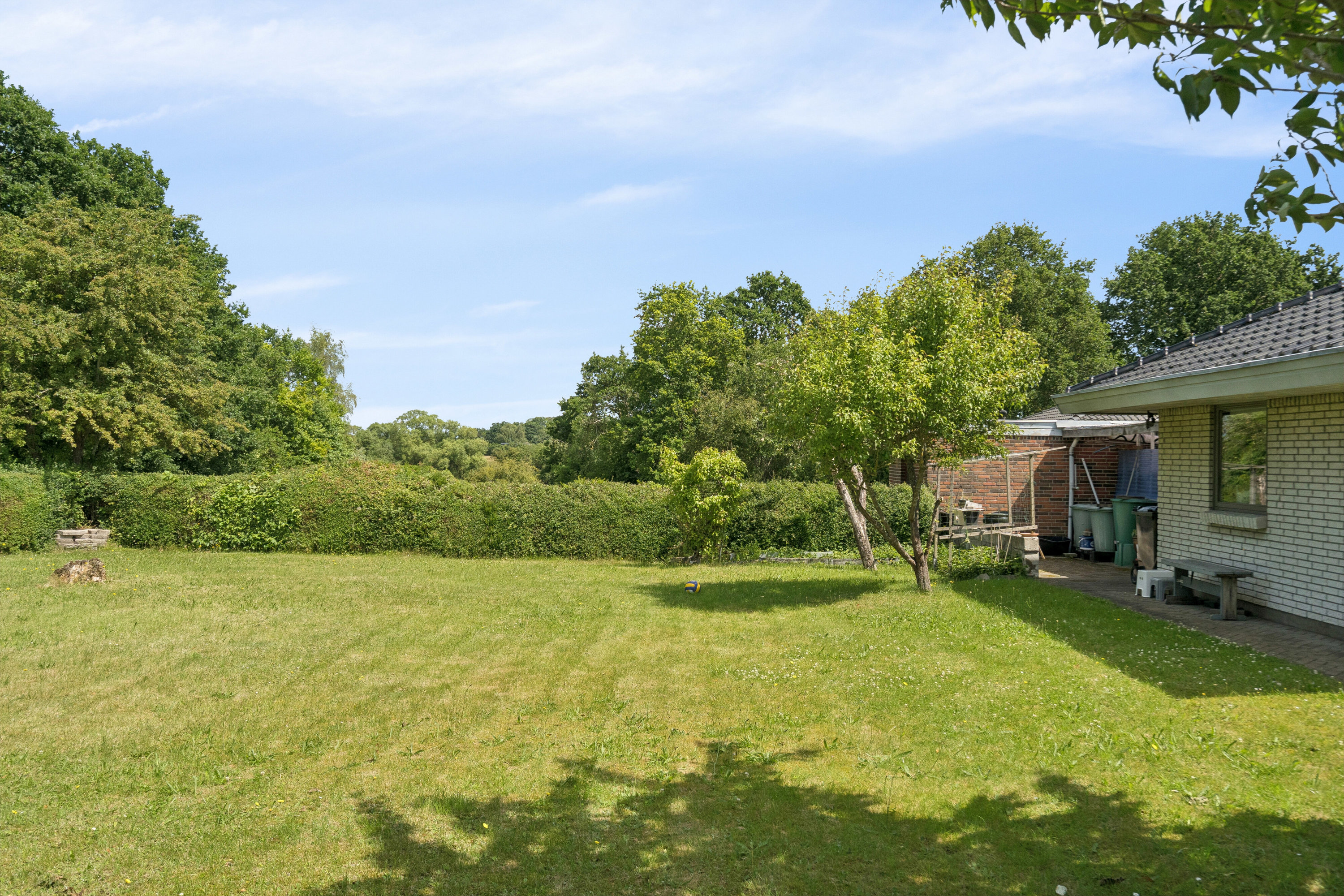 Fremhævet set fra haven billede i fuldskærmstilstand. Billede af Bådvej 66, 5240 Odense NØ