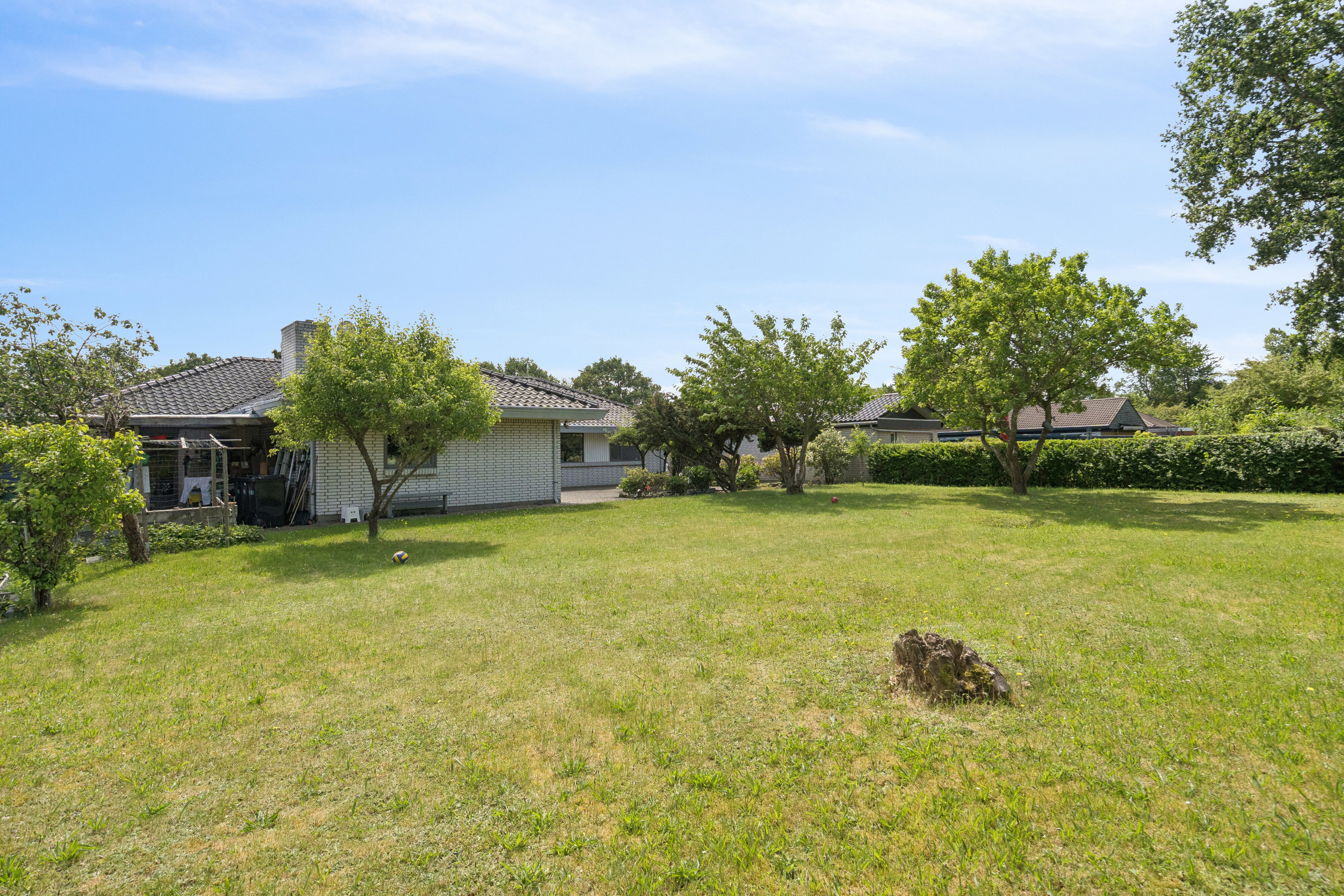 Fremhævet set fra haven billede i fuldskærmstilstand. Billede af Bådvej 66, 5240 Odense NØ