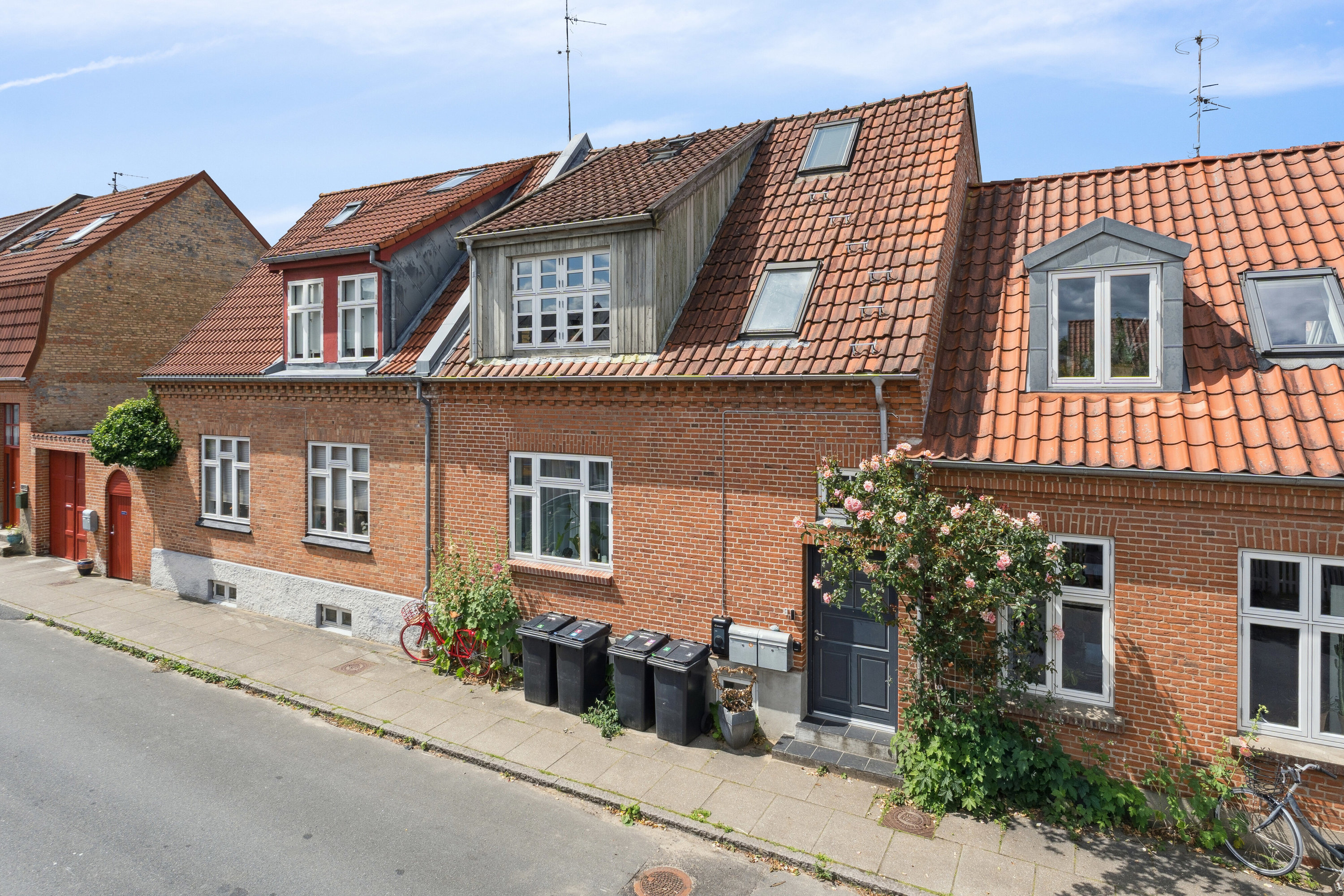 Miniaturebillede 1: set fra vejen. Billede af Holbergsgade 18A, 1., 8600 Silkeborg