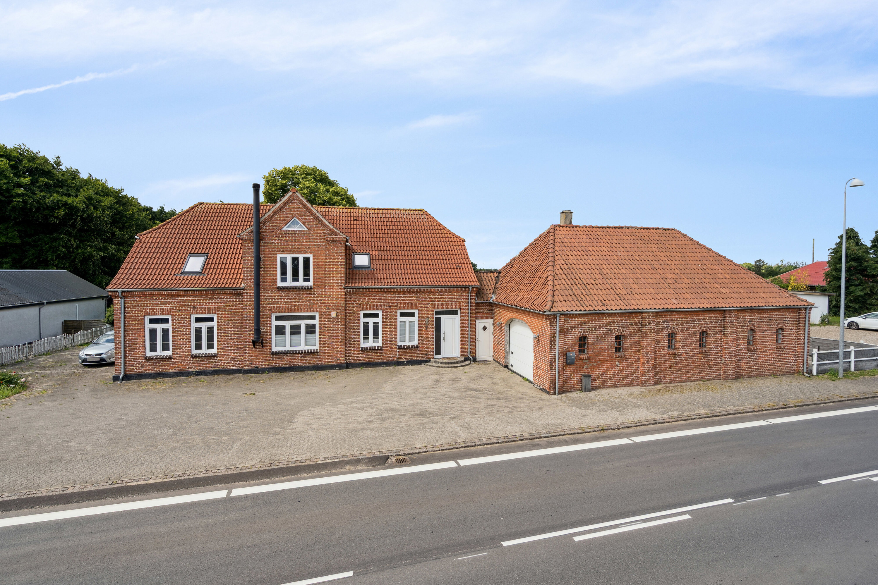 Fremhævet ejendommen set fra vejen billede i fuldskærmstilstand. Billede af Terkelsbøl Bygade 7, 6360 Tinglev