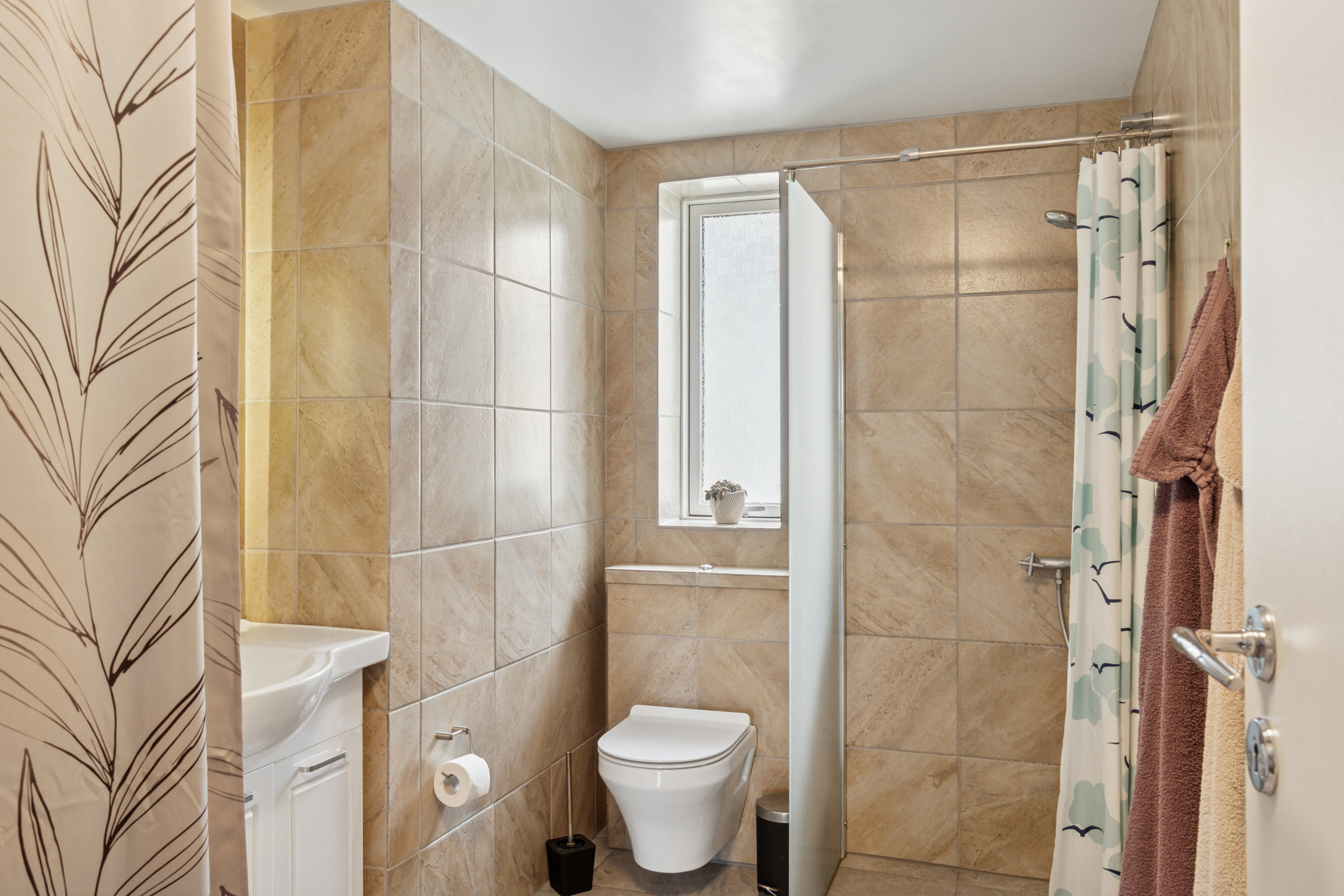 Fremhævet badeværelse billede i fuldskærmstilstand. Billede af Bredgade 57, 8340 Malling