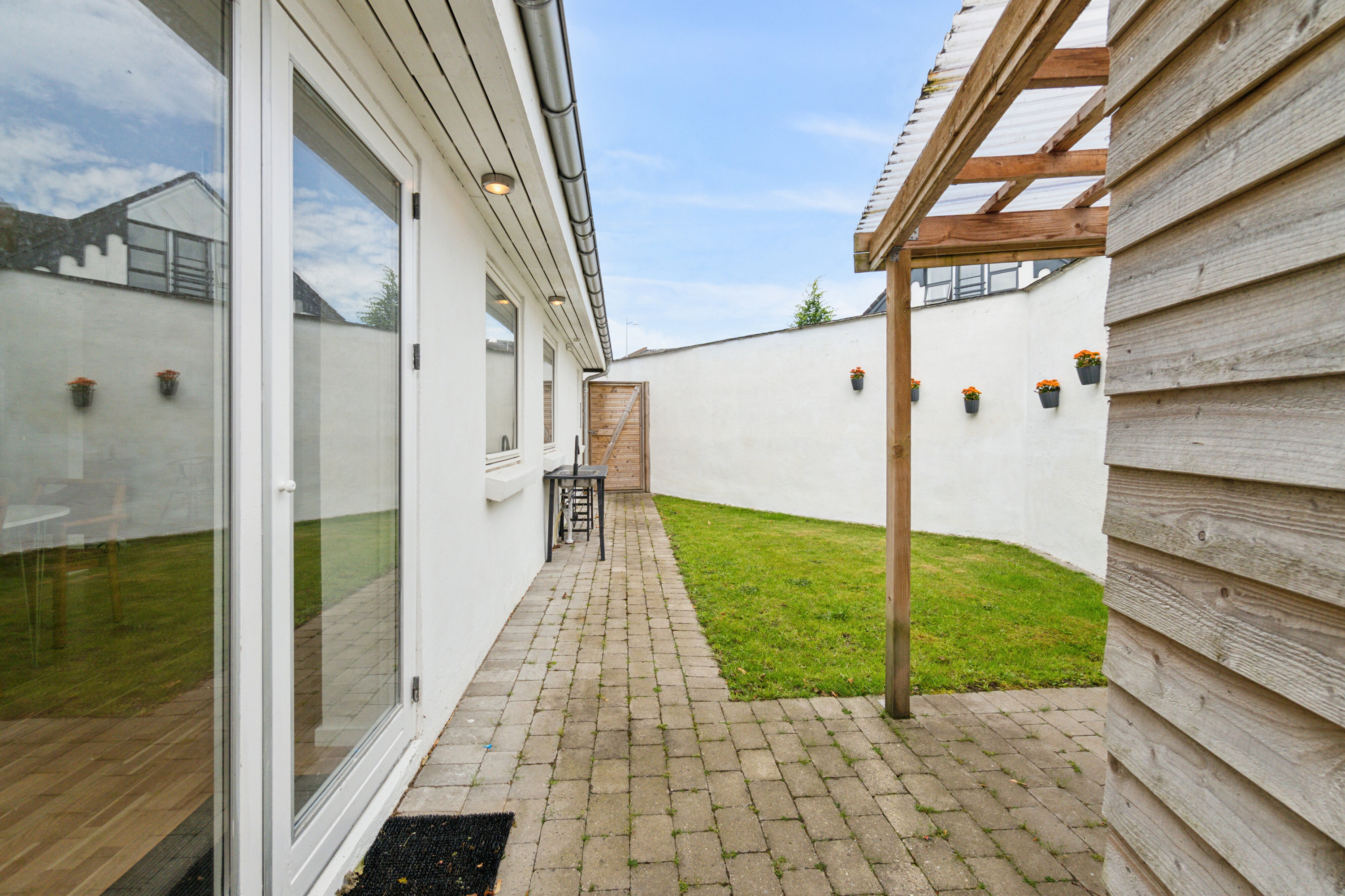 Fremhævet set fra haven billede i fuldskærmstilstand. Billede af Bredgade 57, 8340 Malling