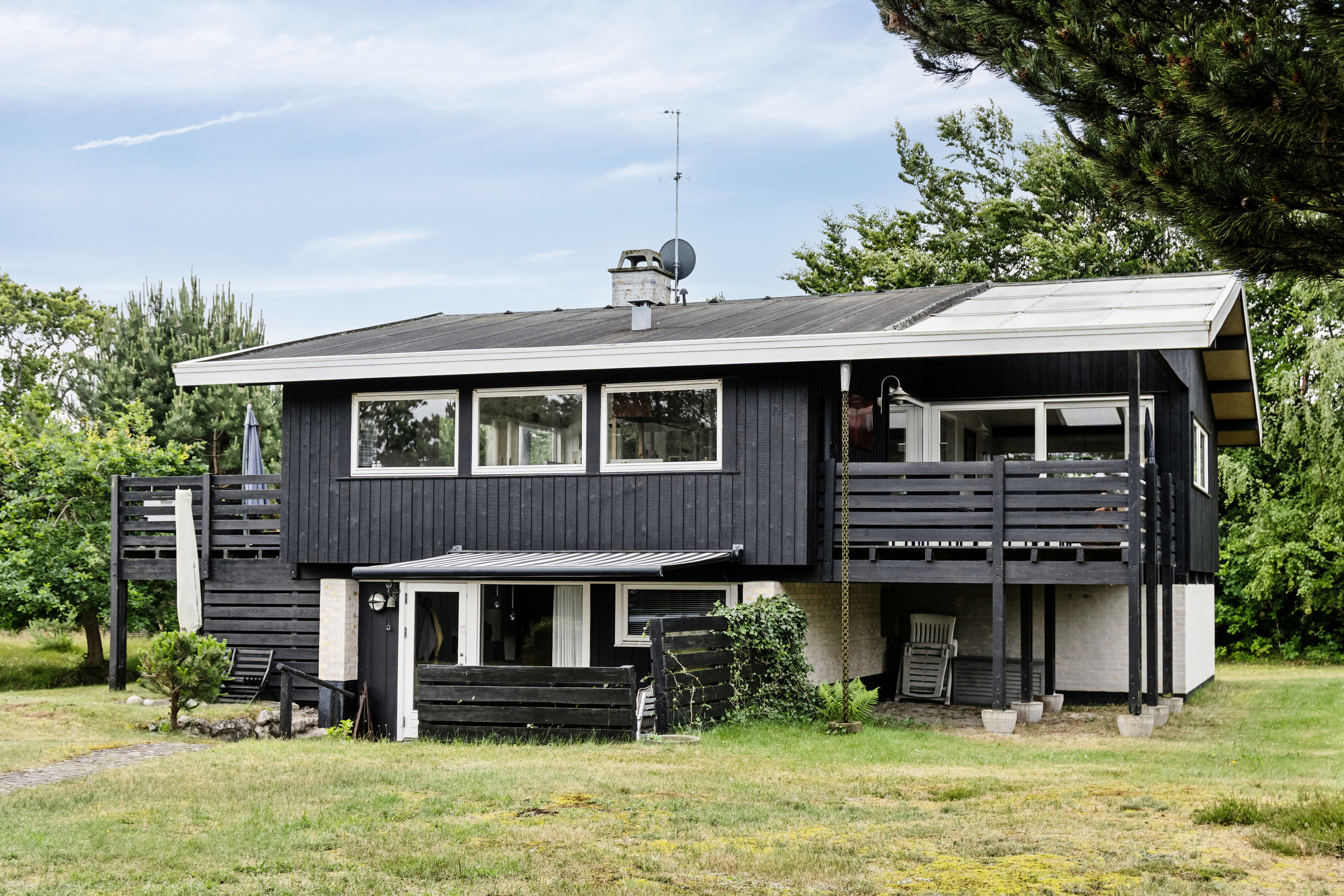 Fremhævet set fra haven billede i fuldskærmstilstand. Billede af Vibo Strandvej 11, 4500 Nykøbing Sj