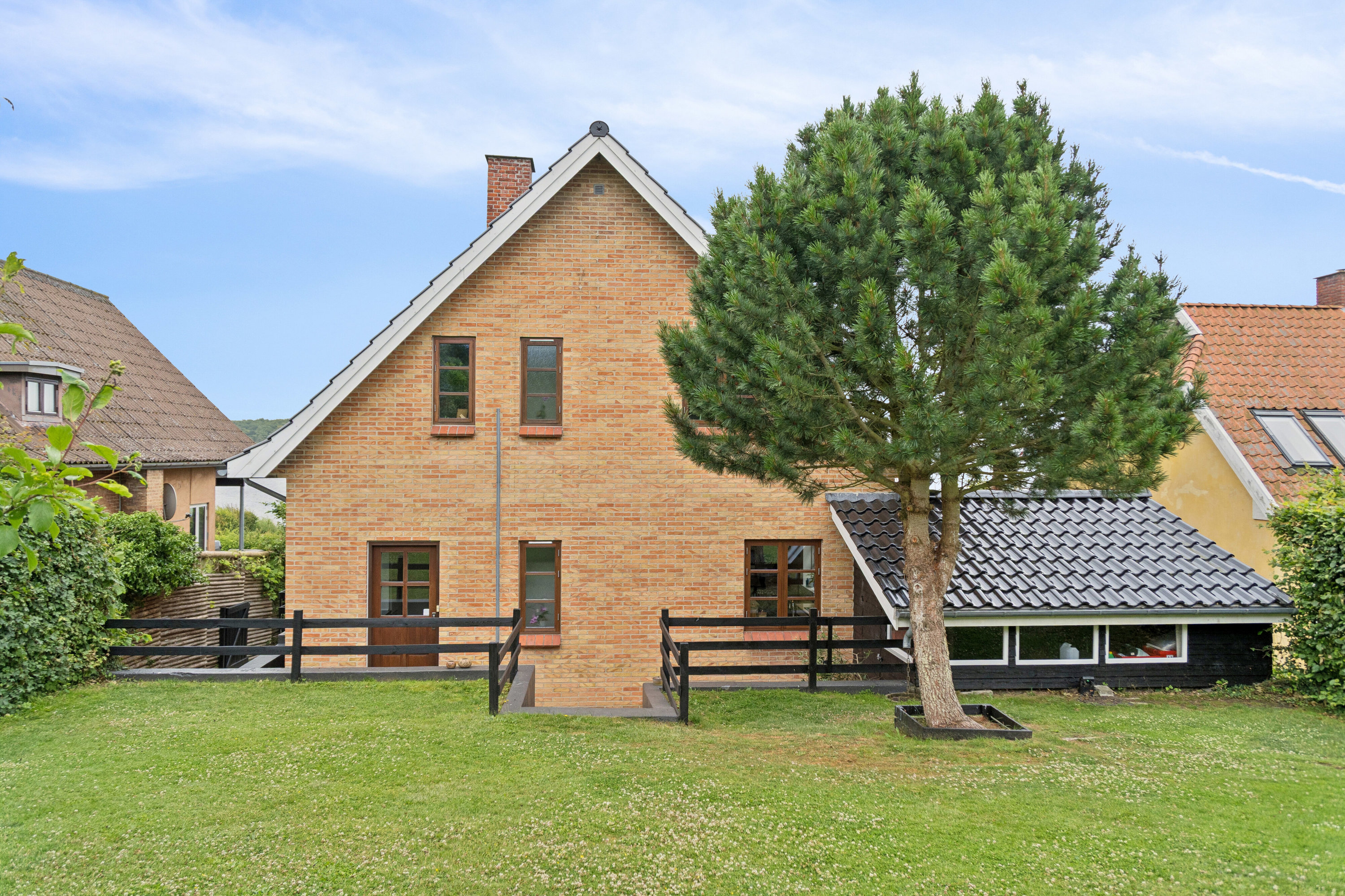 Fremhævet set fra haven billede i fuldskærmstilstand. Billede af Sætting Strandvej 32, 5700 Svendborg