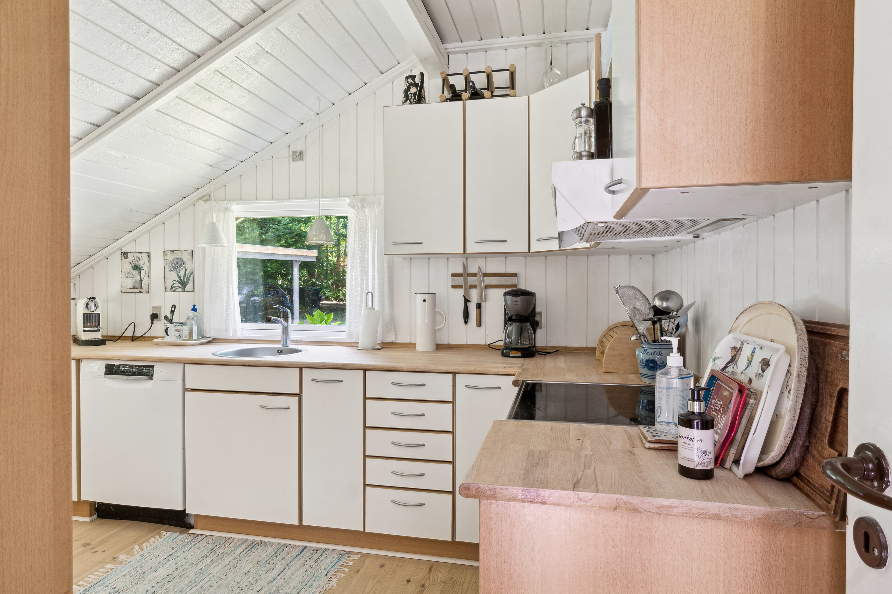 Fremhævet køkken billede i fuldskærmstilstand. Billede af Nåletræsvænget 5, 4581 Rørvig