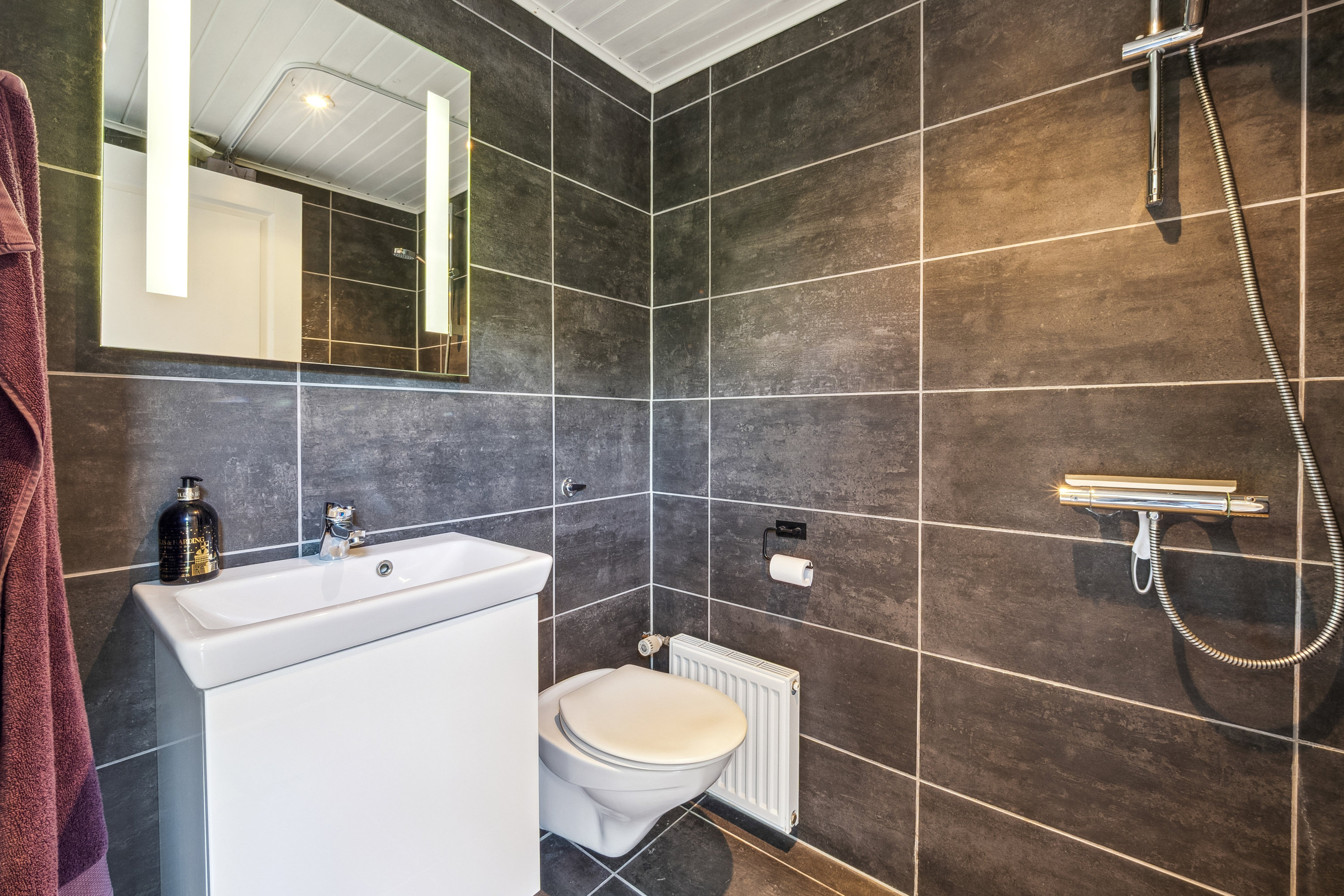 Fremhævet badeværelse billede i fuldskærmstilstand. Billede af Hybenvej 87, 7800 Skive