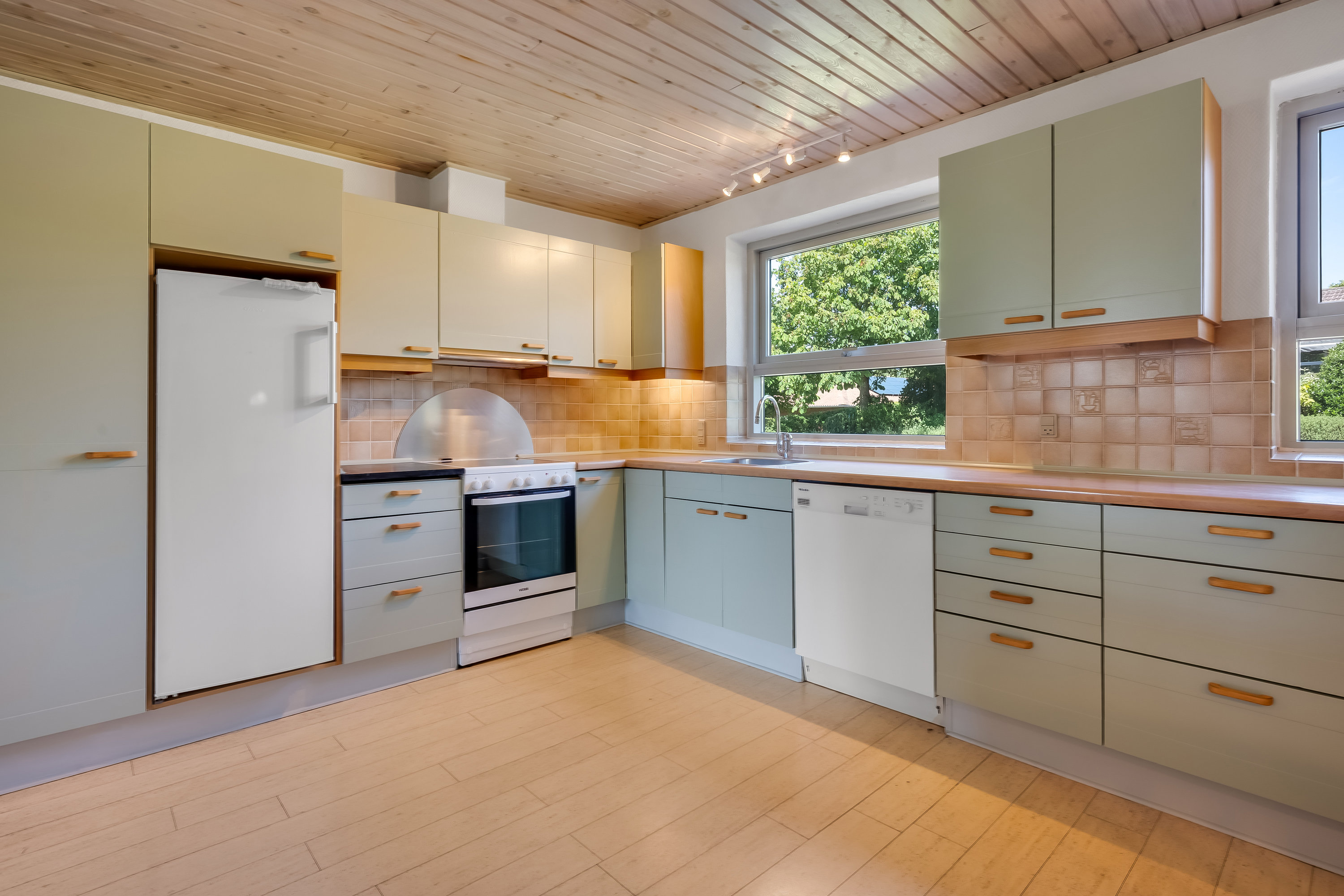 Fremhævet køkken billede i fuldskærmstilstand. Billede af Solbakkevej 8, Nørlem, 7620 Lemvig