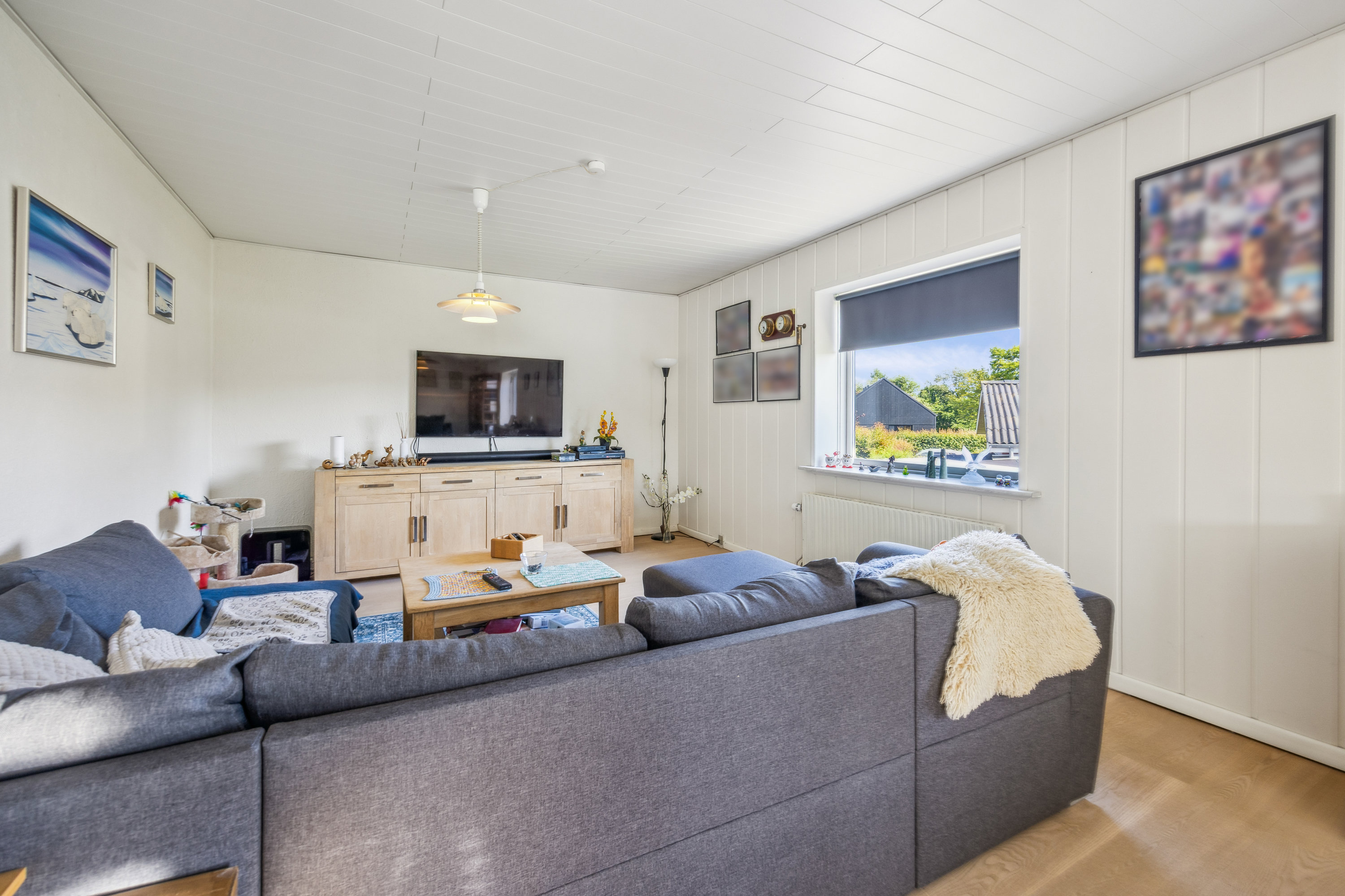 Fremhævet stue billede i fuldskærmstilstand. Billede af Ellebæk 10, 9400 Nørresundby