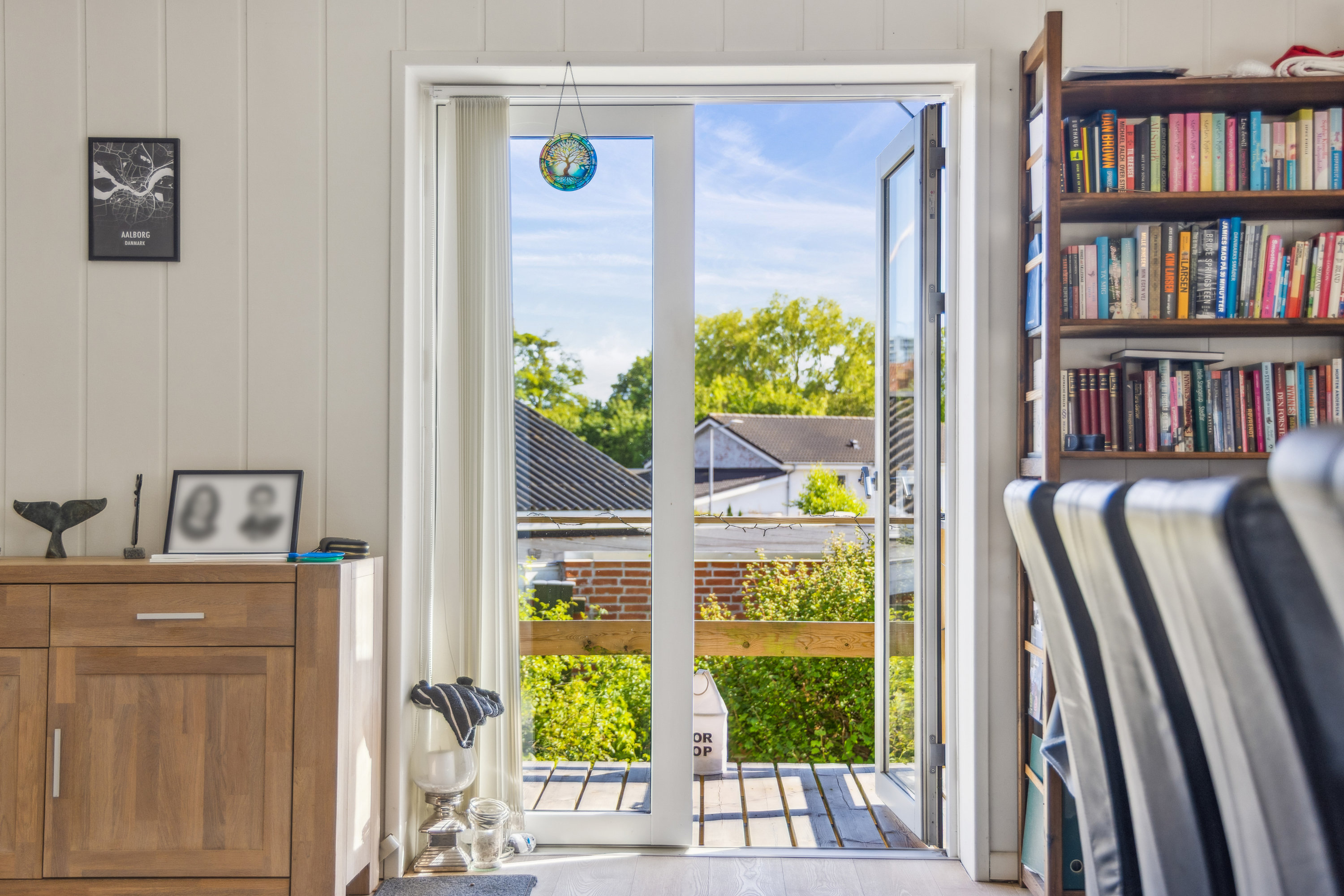 Fremhævet stue billede i fuldskærmstilstand. Billede af Ellebæk 10, 9400 Nørresundby