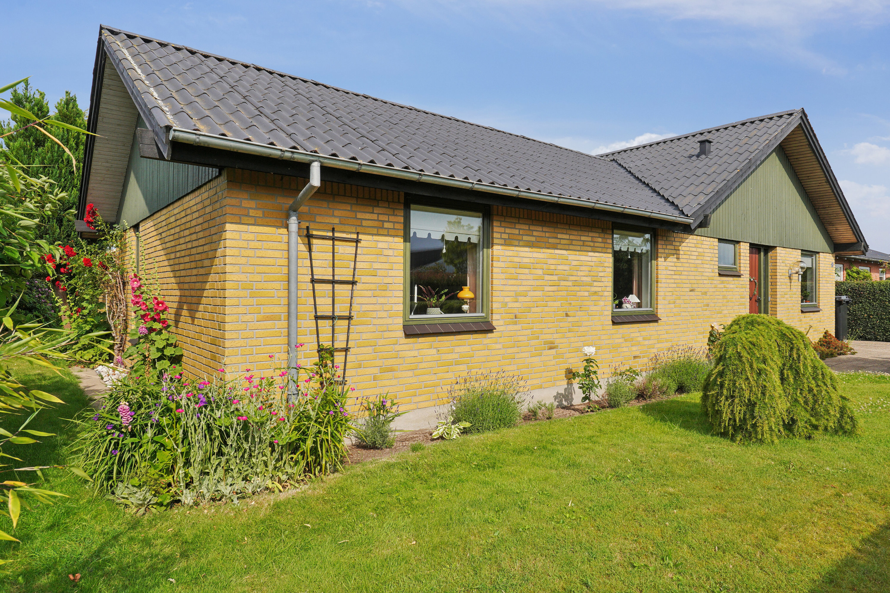 Fremhævet udendørs billede i fuldskærmstilstand. Billede af Sjællandsgade 21, 9870 Sindal