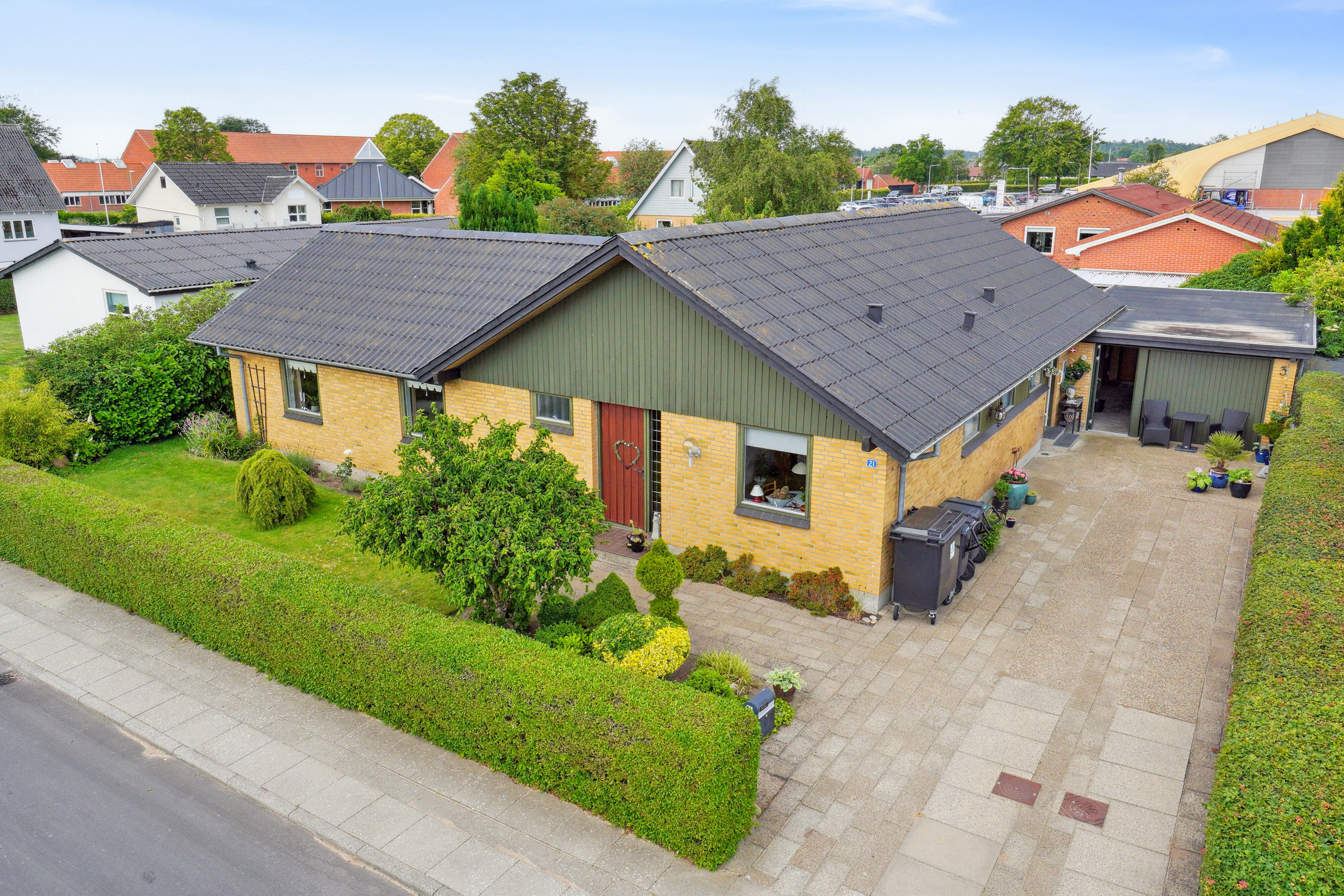 Fremhævet set fra vejen billede i fuldskærmstilstand. Billede af Sjællandsgade 21, 9870 Sindal