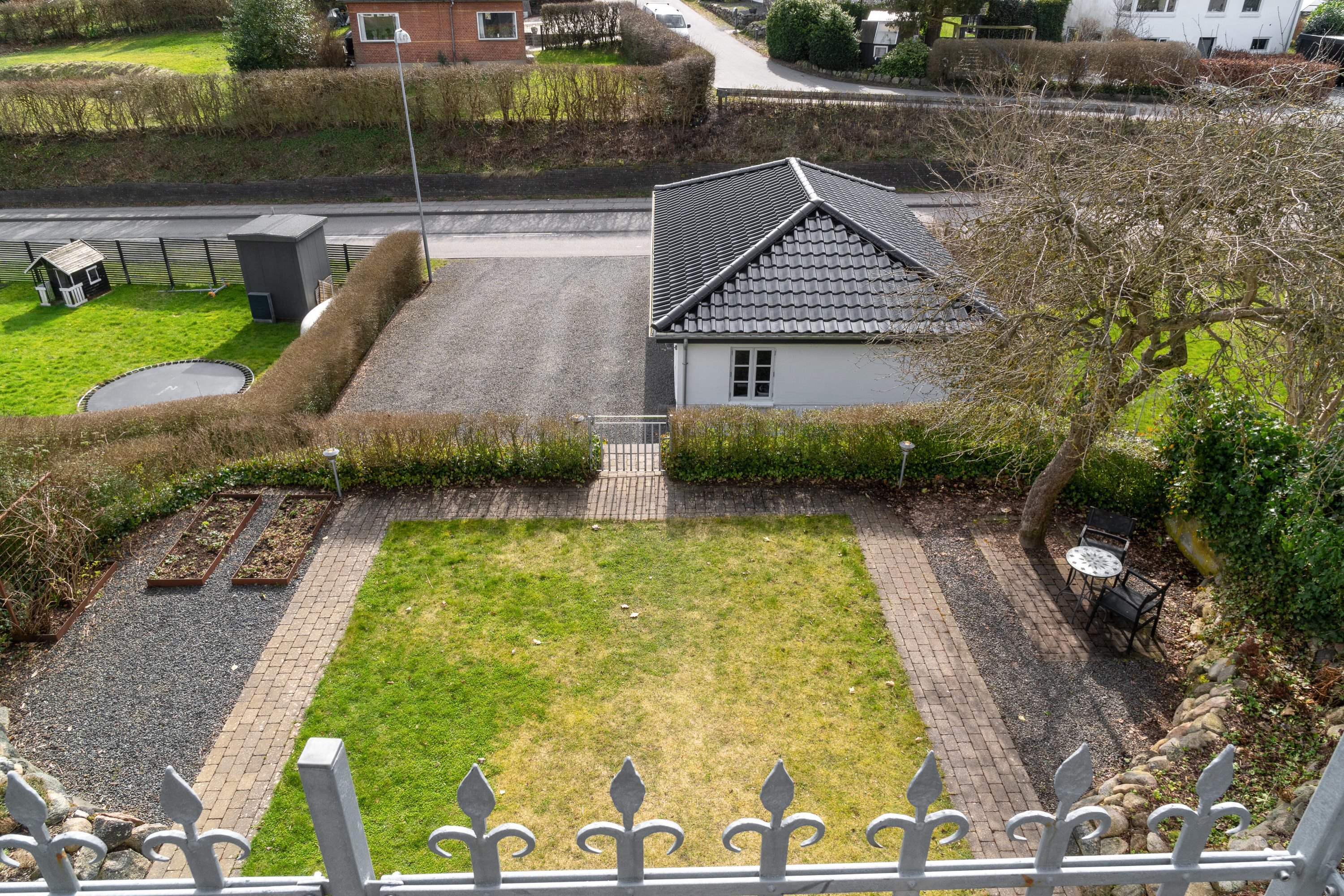 Fremhævet forhave billede i fuldskærmstilstand. Billede af Bøghsvej 2A, Stilling, 8660 Skanderborg