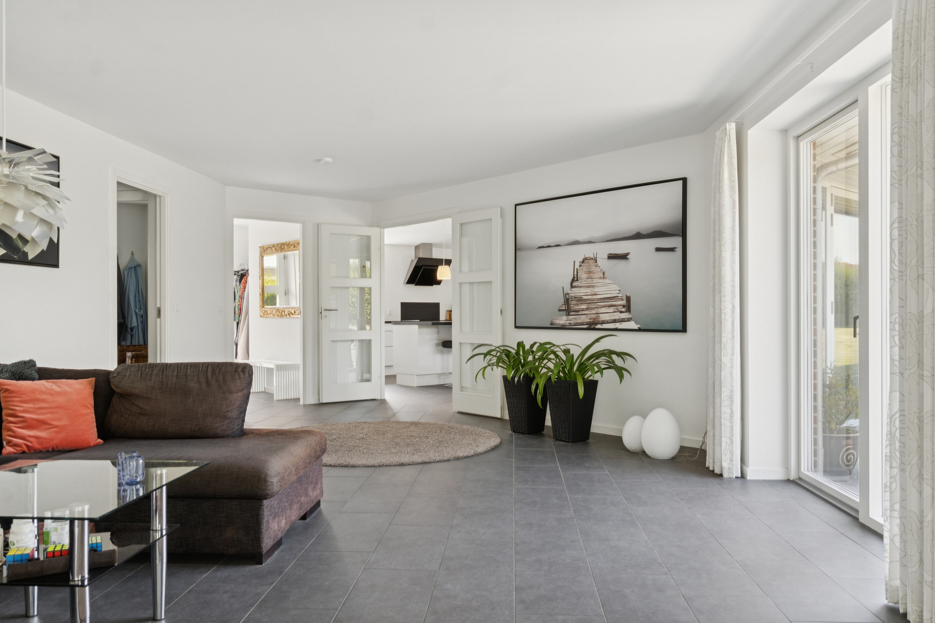 Fremhævet stue billede i fuldskærmstilstand. Billede af Nordager 8, 4070 Kirke Hyllinge