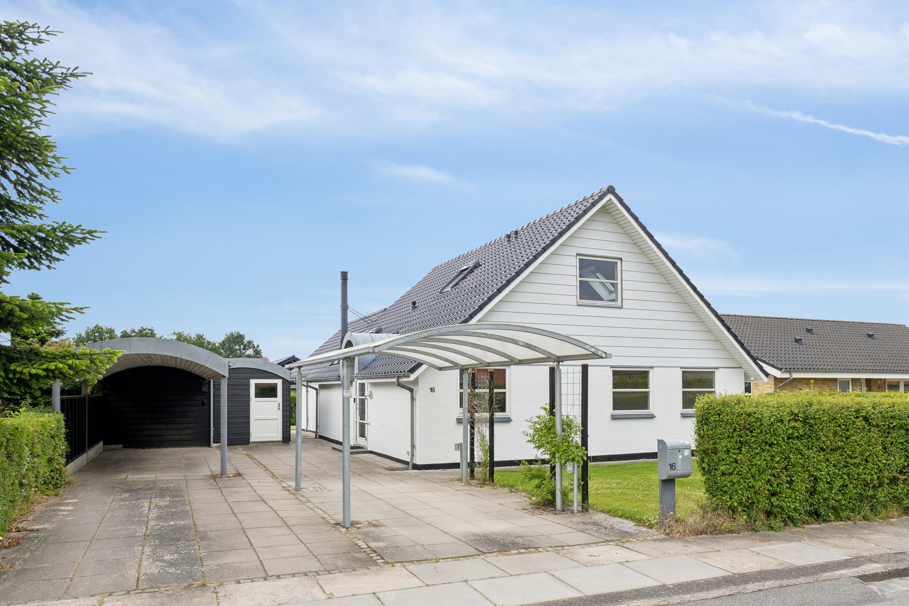 Fremhævet set fra vejen billede i fuldskærmstilstand. Billede af Emmavænget 16, Næsby, 5270 Odense N