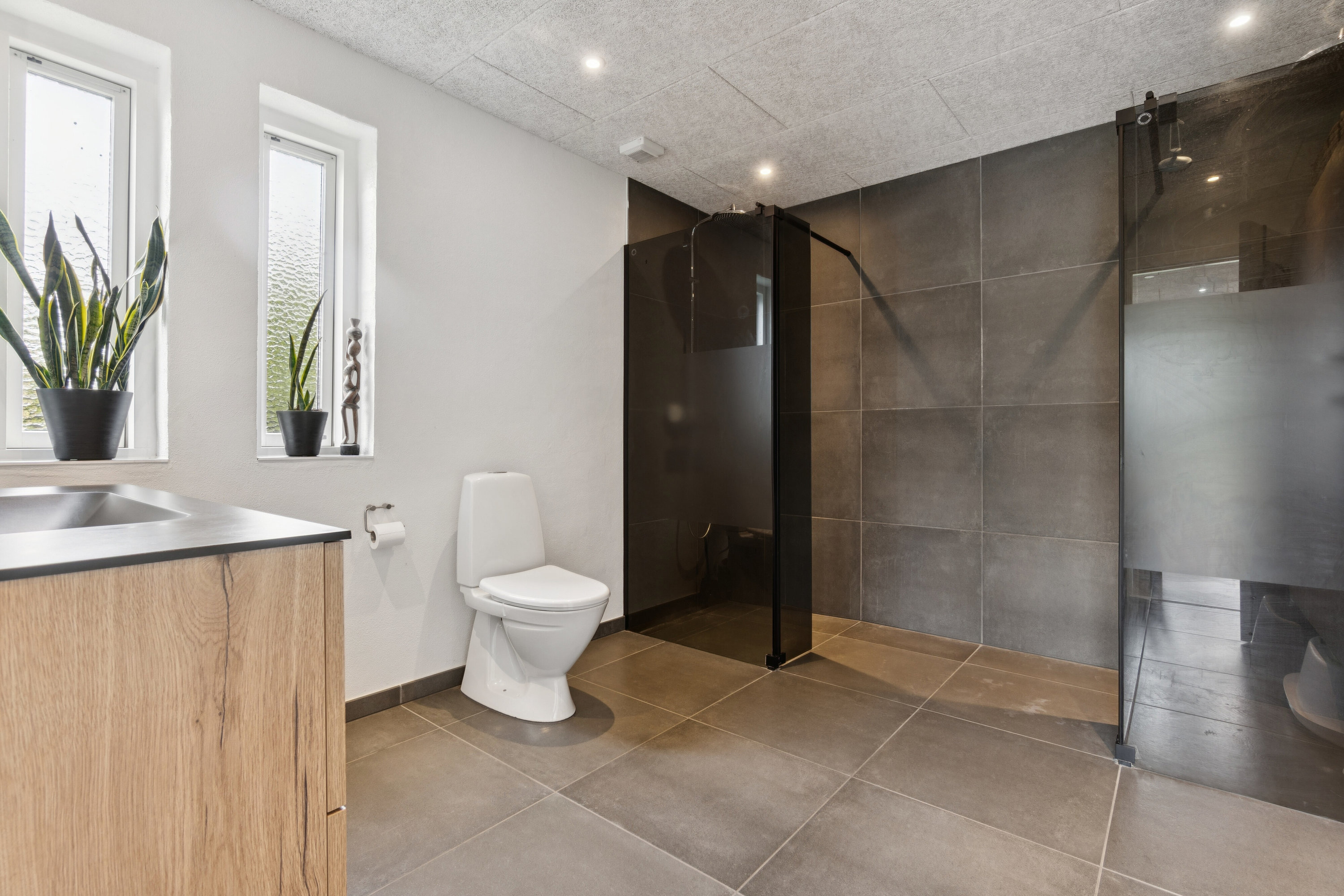 Fremhævet badeværelse billede i fuldskærmstilstand. Billede af Gyvelvænget 140, 7730 Hanstholm