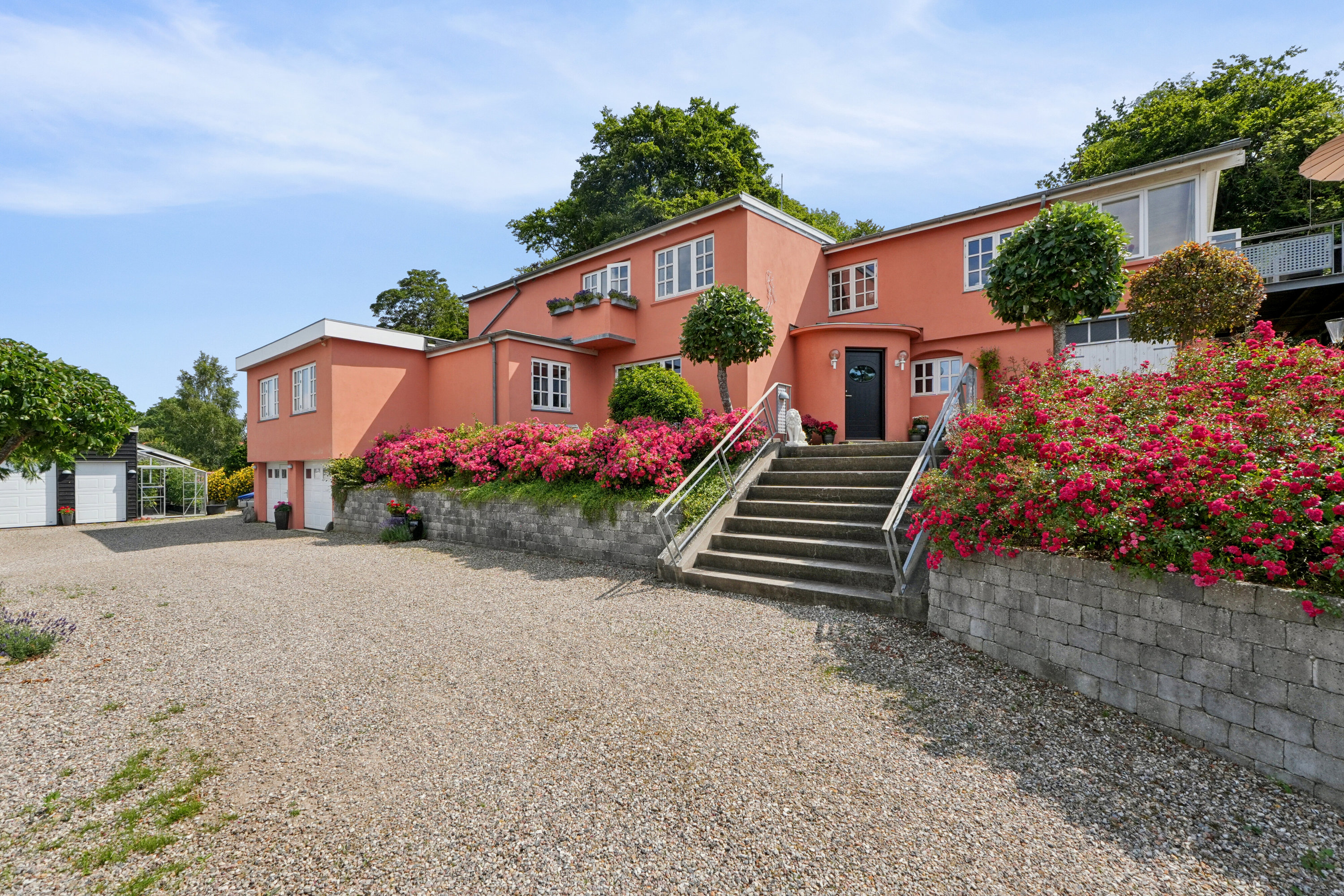 Miniaturebillede 2: set fra vejen. Billede af Humblevej 1, 5900 Rudkøbing