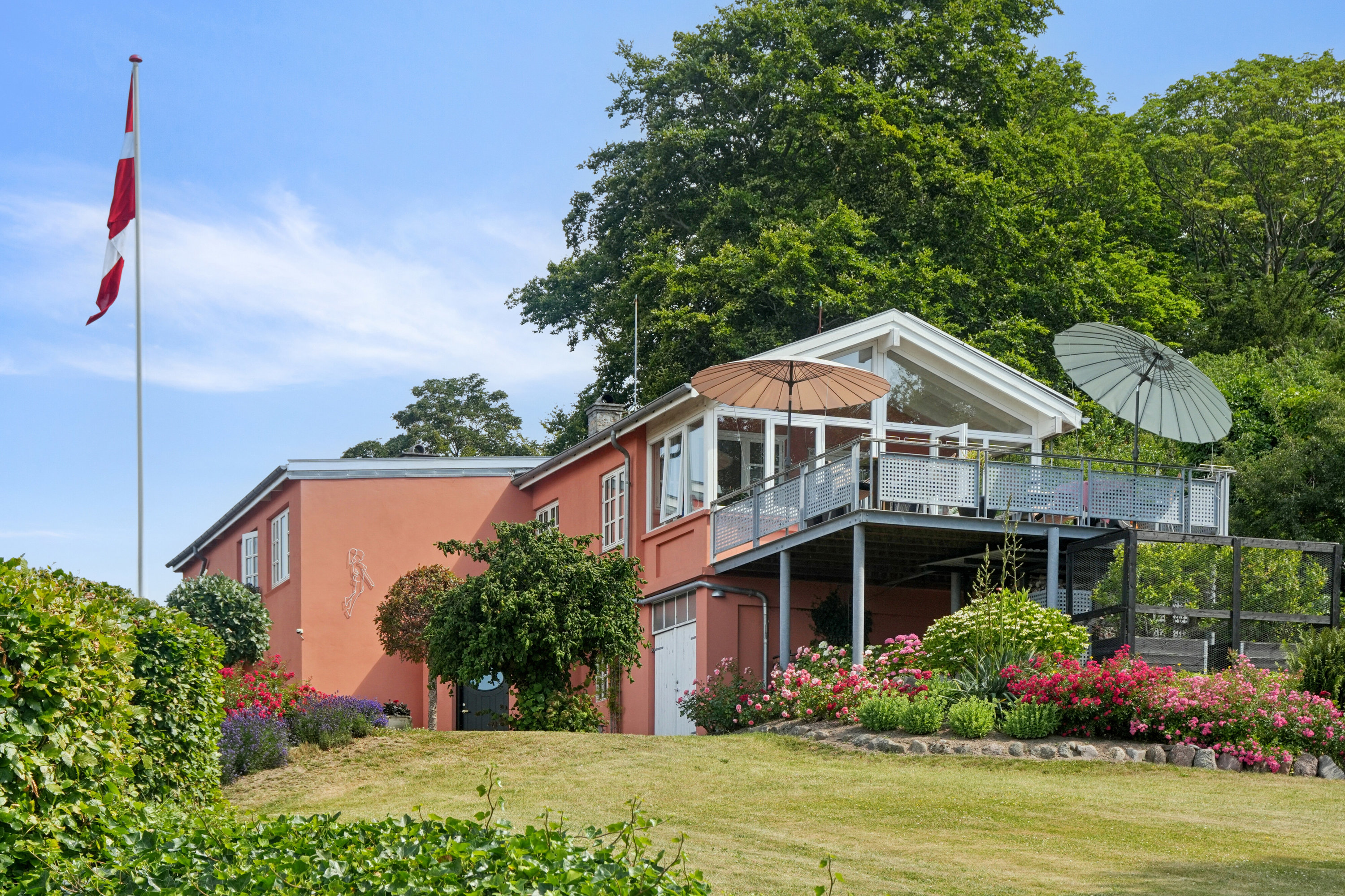 Fremhævet set fra haven billede i fuldskærmstilstand. Billede af Humblevej 1, 5900 Rudkøbing